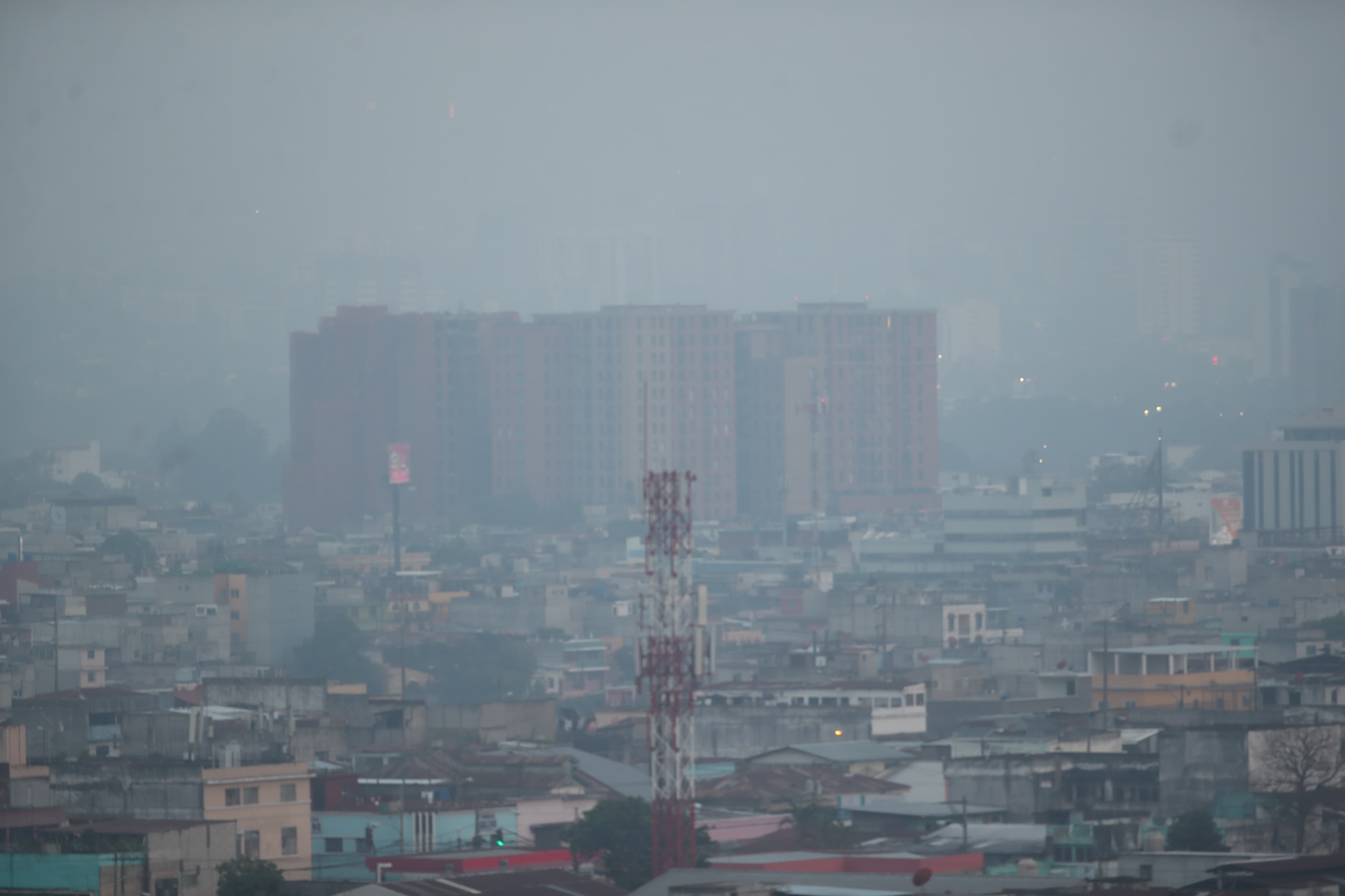 El incendio en el vertedero de Amsa ha empeorado la calidad del aire de la Ciudad de Guatemala y otros municipios en el área metropolitana. Esto se suman a otras condiciones como los incendios forestales y la contaminación producida por vehículos e industrias. (Foto Prensa Libre: Byron Baiza).