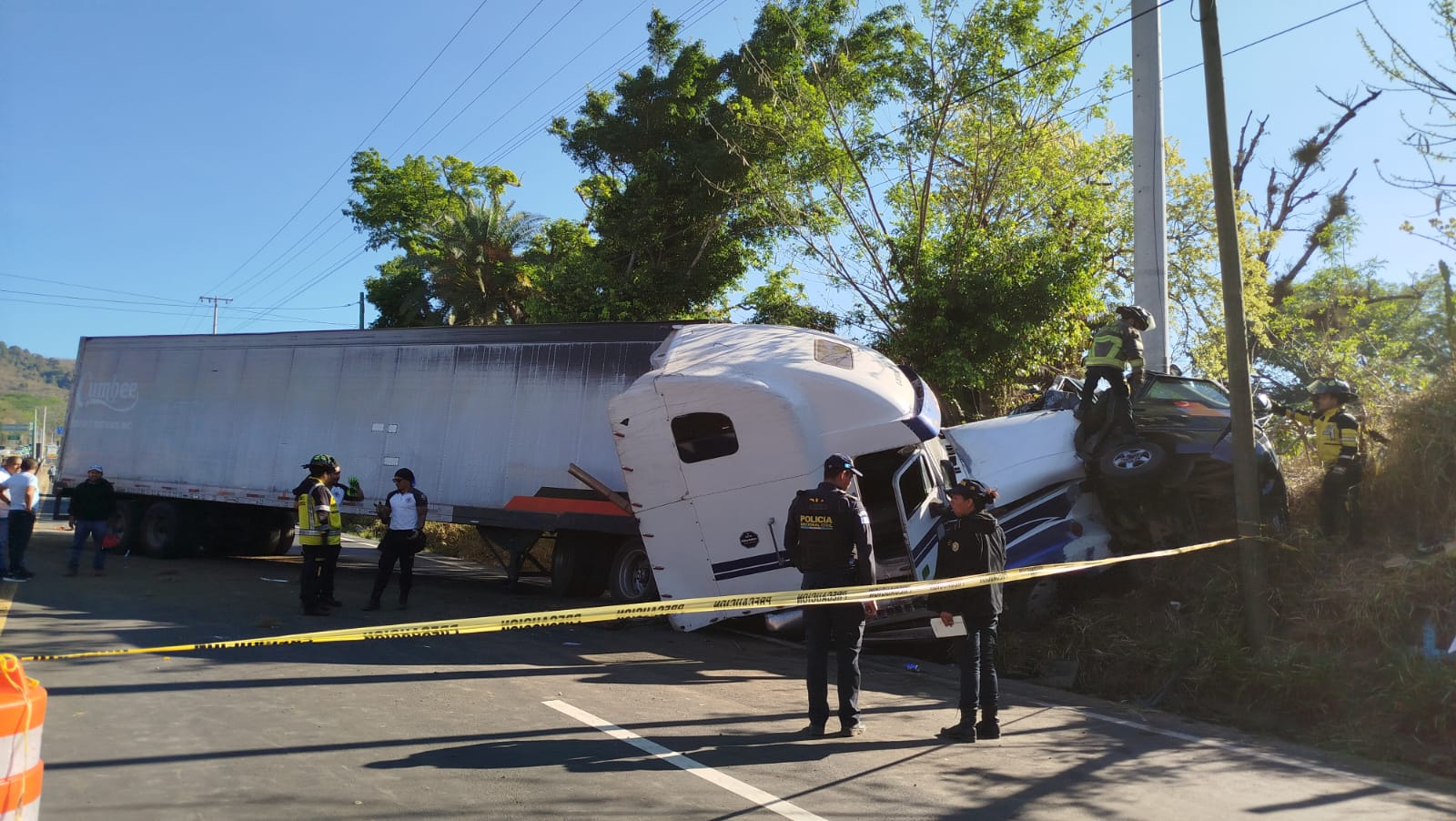 accidente carretera a el salvador trailer microbus (3)