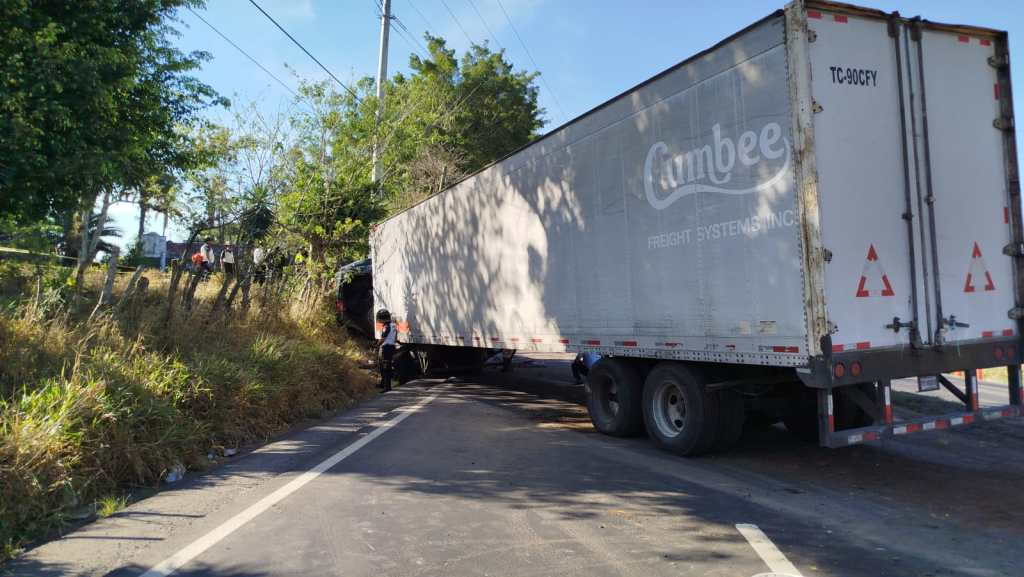 accidente carretera a el salvador trailer microbus (5)