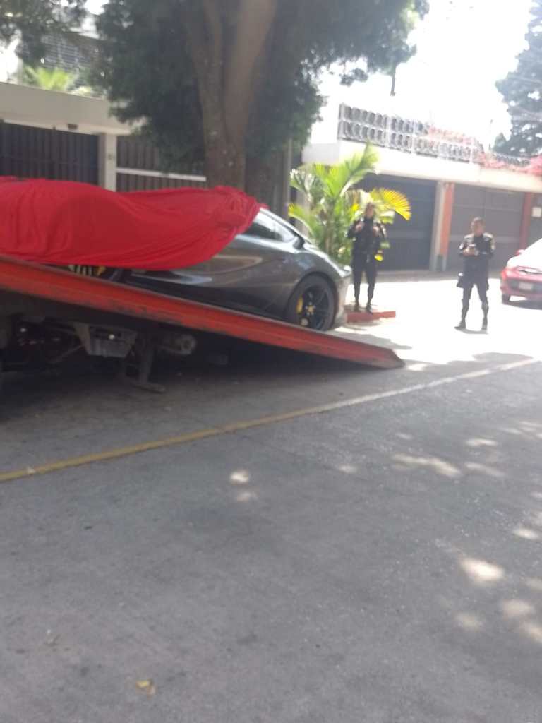 Ferrari siendo remolcado por una grúa después del accidente en la zona 14. 