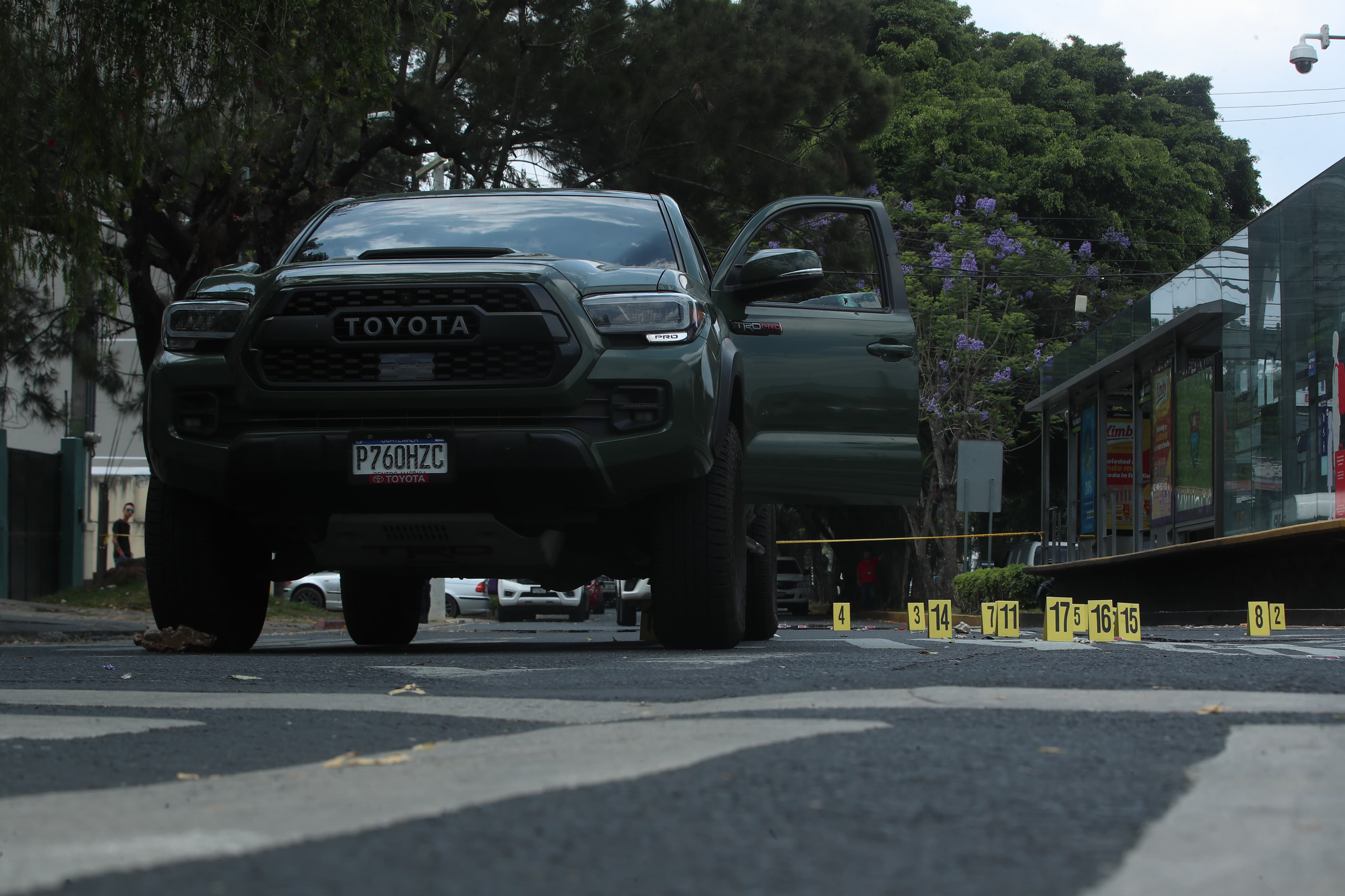 Ataque armado en la 15 avenida frente al 11-01 de la zona 13 capitalina, cerca de la avenida Las Américas, en donde ultimaron a Miguel Ángel Campos Hoffens. (Foto Prensa Libre: Byron Baiza)