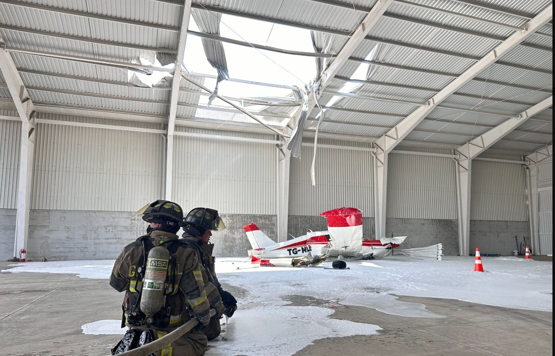 Bomberos neutralizan los vapores de aeronave tras el rescate de los heridos. (Foto: Bomberos Voluntarios)