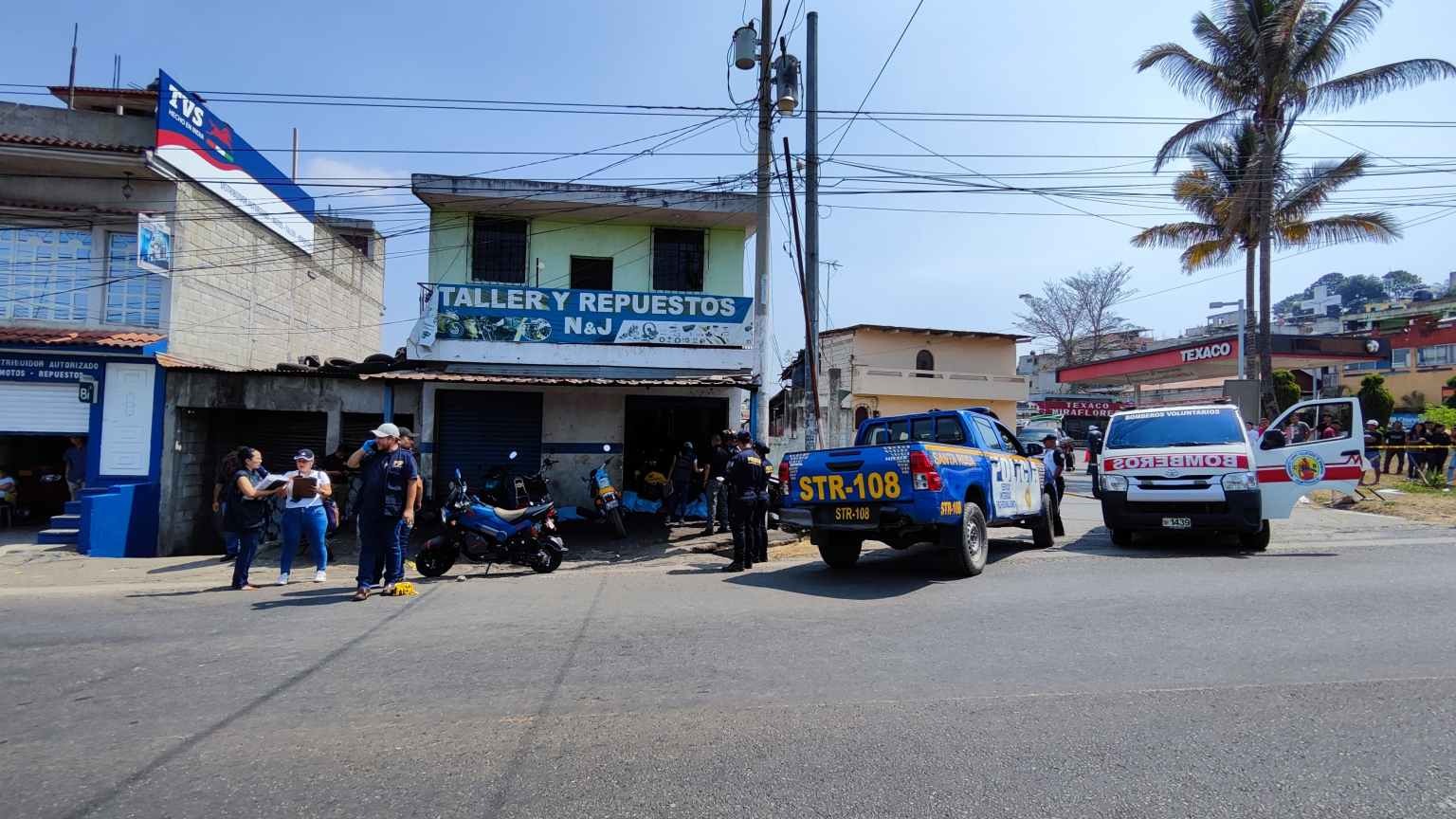 El 23 e marzo de 2024 fuerzas de seguridad y socorristas reportaron cuatro personas muertas y dos heridas tras un incidente armado que ocurrió en Barberena, Santa Rosa. (Foto Prensa Libre: Bomberos Voluntarios)