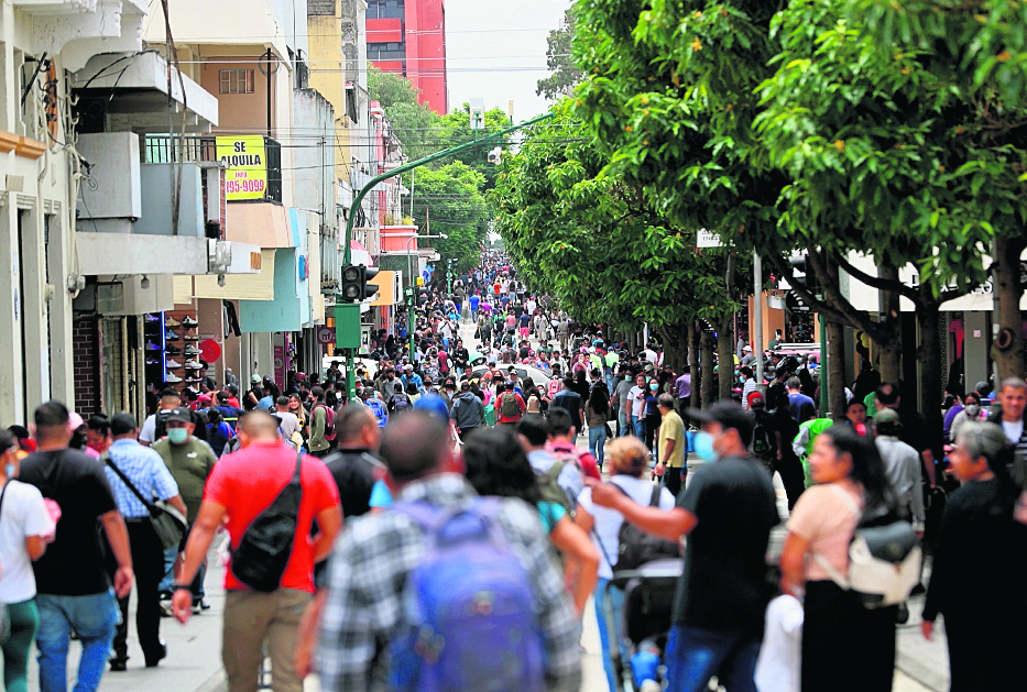 Ante el pago del Bono 14, guatemaltecos acuden a comercios y negocios para adquirir diversos productos aprovechado las ofertas que estos publican.

El pago del Bono 14, debe ser pagado por las empresas de acuerdo al Decreto Número 42-92, Ley de Bonificación Anual para Trabajadores del Sector Privado y Público.

Se observó alta afluencia de personas en distintos comercios del Centro Histórico de la ciudad de Guatemala.

En imagen, panorama de la afluencia de personas en los alrededores de la sexta avenida de la zona 1.