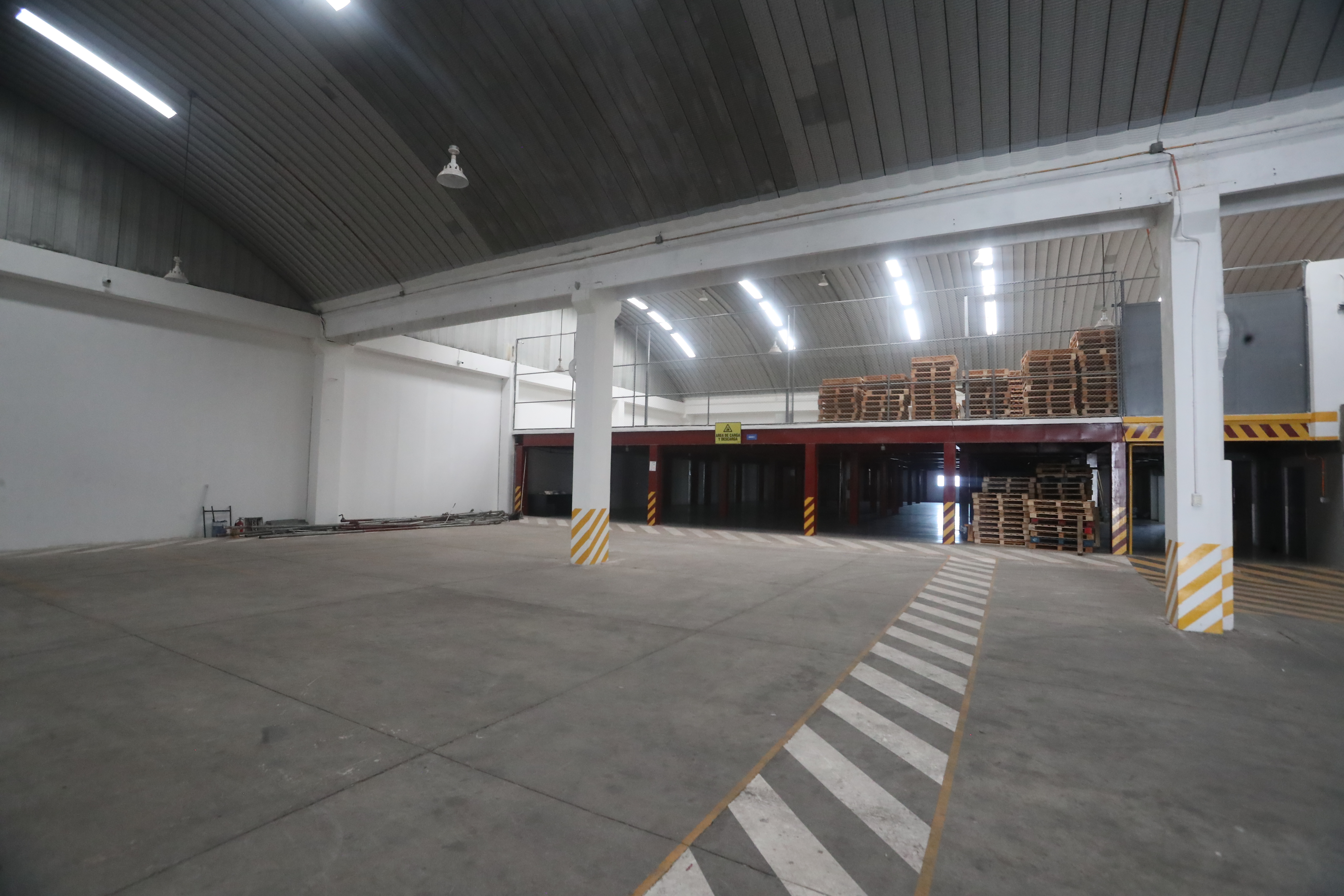 BODEGA DEL HOSPITAL ROOSEVELT, MINISTERIO DE SALUD. Se visit en la zona 13 una bodega que el Hospital Roosevelt arrendaba para almacenar medicamentos. Se descubri, administrativamente, que no cumpla ciertos requisitos y ahora se busca rescindir el contrato de arrendamiento. En la imagen, diferentes reas de la bodega ya vaca.Juan Diego Gonzlez.  120424