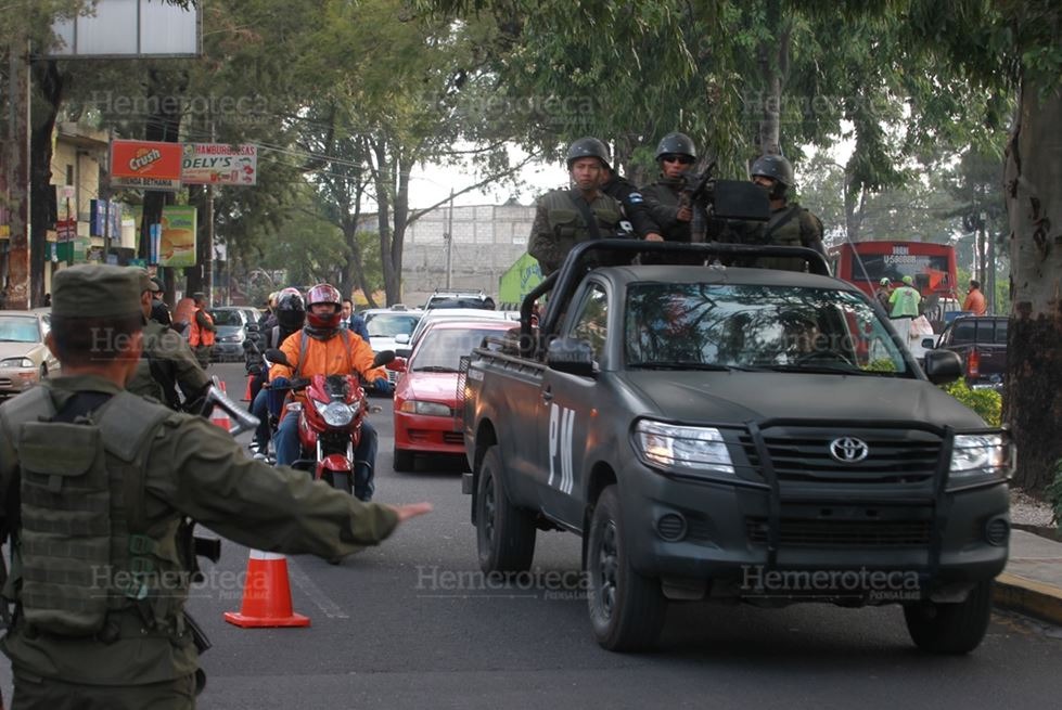 En los últimos tres gobiernos se han llevado a cabo patrullajes combinados entre la Policía Nacional Civil y el Ejército Nacional. (Foto Prensa Libre: Hemeroteca PL).