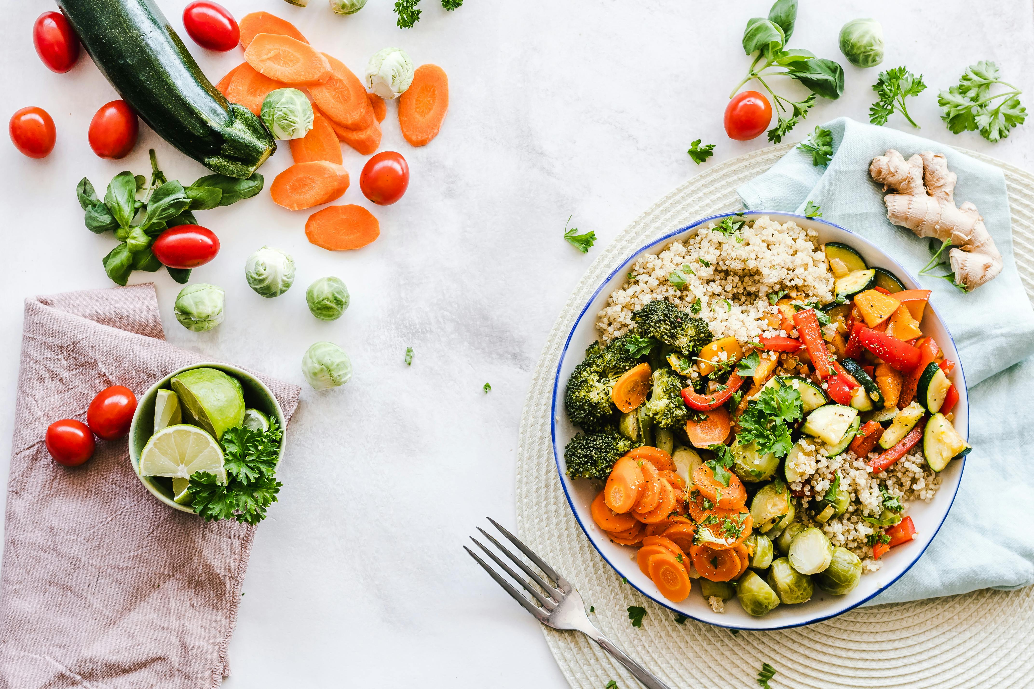 Consumir primero verduras, luego proteínas y grasas, y por último carbohidratos puede reducir el pico de azúcar en sangre, disminuyendo antojos, fatiga y riesgos para la salud, según defensores de esta práctica.

(Foto Prensa Libre: Pexels)