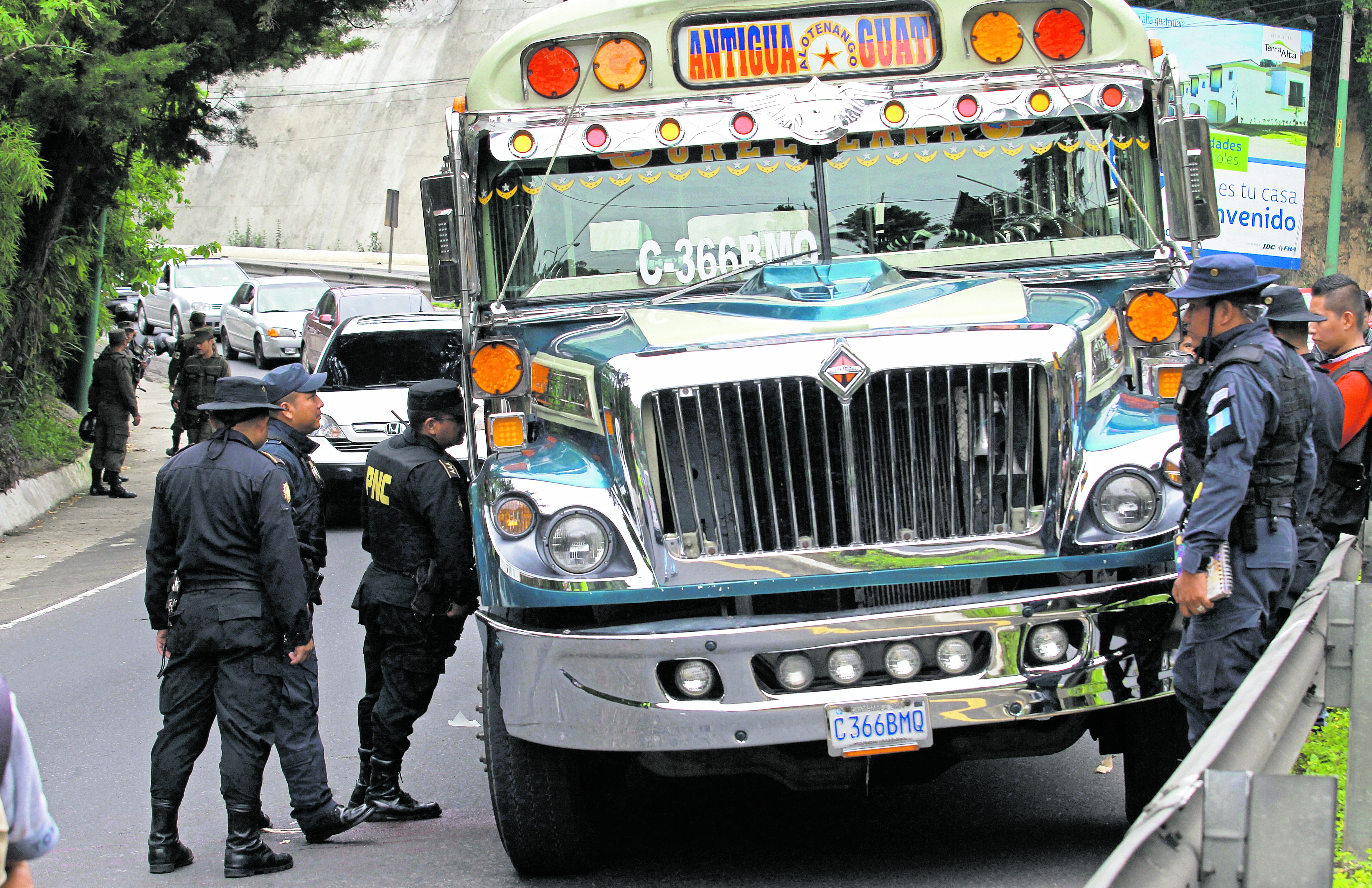 Juan Jose Orozco de 45 años es el nombre del piloto herido de bala cuando conducía  la unidad de transporte extraurbano que cubre la ruta de la Antigua Guatemala a la Ciudad Capital, el ataque se produjo cuando según hipótesis de las autoridades dos personas en moto atacaran a balazos a Orozco, cuando transitaba en el kilometro 16 de la ruta Interamericana.

Foto Estuardo Paredes                       10/07/16