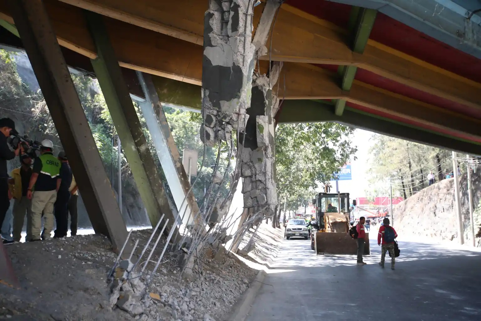 El puente frente a la colonia Bran se ha declarado inhabilitado tras sufrir daños críticos por un choque de tráiler en febrero de 2024.