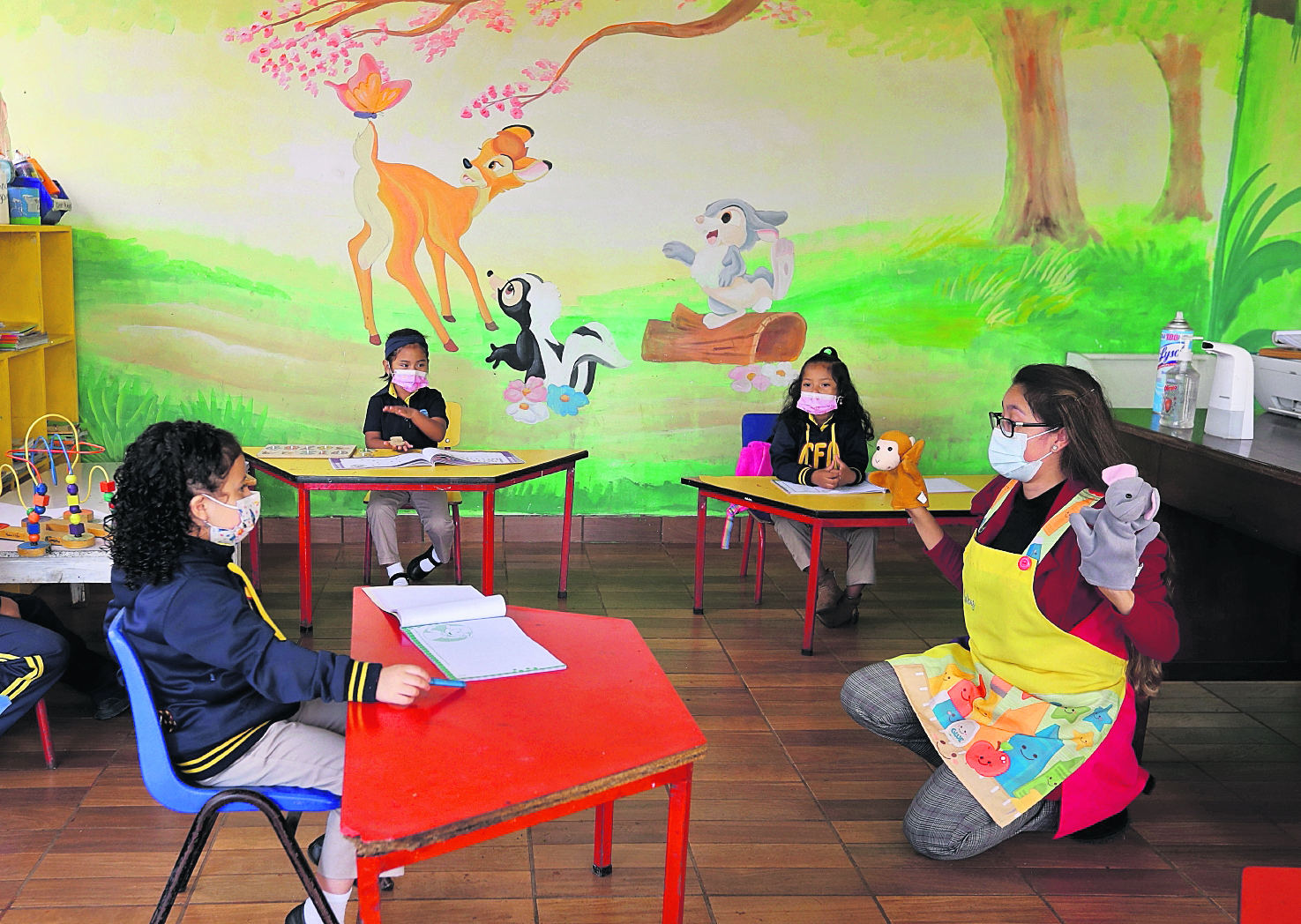 Clases presenciales y virtuales en el Colegio CEO ubicado en carretera a los Cerritos al del Municipio de Fraijanes según el color del semáforo por civid 19 los niños llegan a recibir clases.

Fotografía. Erick Avila:                18062021