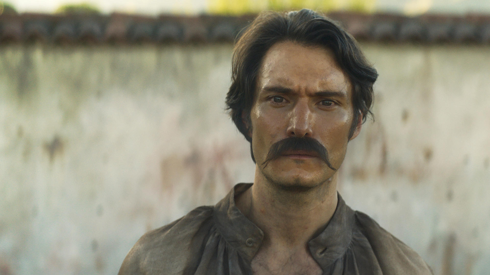 El actor colombiano Claudio Cataño representando al coronel Aureliano Buendía, adulto, durante la grabación de la serie "Cien años de soledad".