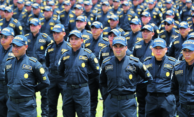 El ministerio de Gobernación adquirió  80 mil uniformes para al menos 35 mil agentes de la PNC, ahora el negro solo estará habilitado para algunas unidades de fuerza especial así como antinarcótica. 
Mientras que el resto deberán usar un azul obscuro con nueva metodología, dentro de ello código QR que permite leer los datos del agente, como nombre, número de placa, tipo de sangre, rango y sexo además si está o no activo. 


El costo de inversión es de Q80 millones  y se les dará dos a cada agente, en total unos 35 mil agentes tendrán el uniforme de los 43 mil que componen la PNC.

Fotografía Prensa Libre: María José Bonilla
Fecha: 06/06/2023