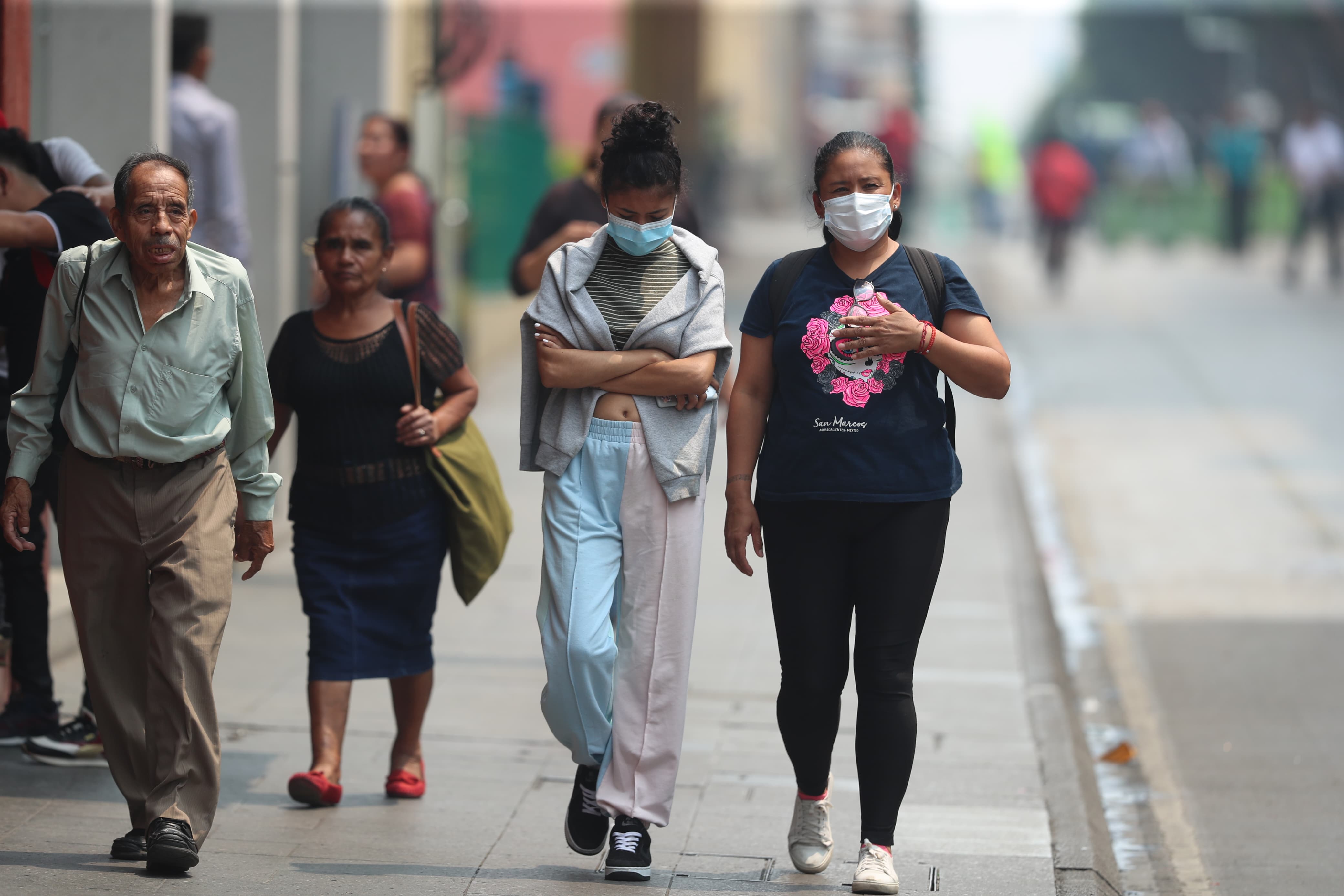 Personas en la vía pública utilizan mascarilla este 20 de mayo, cuando el Insivumeh reporta una calidad del aire “peligrosa”. (Foto Prensa Libre: E. García)