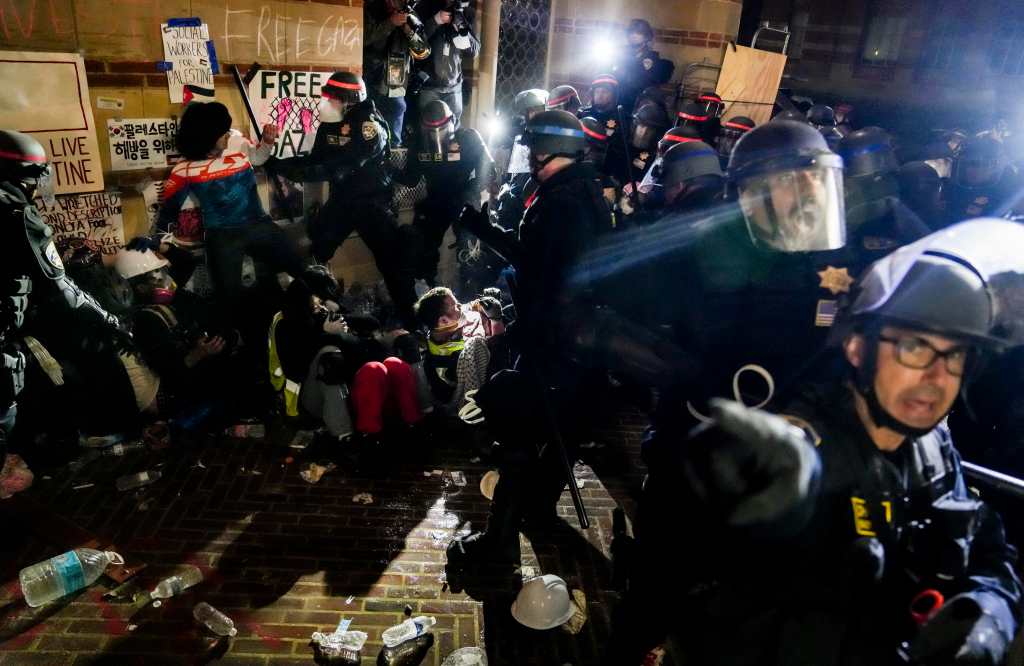 Agentes de policía se enfrentan a manifestantes reunidos en el actual campamento de manifestantes pro palestinos. 