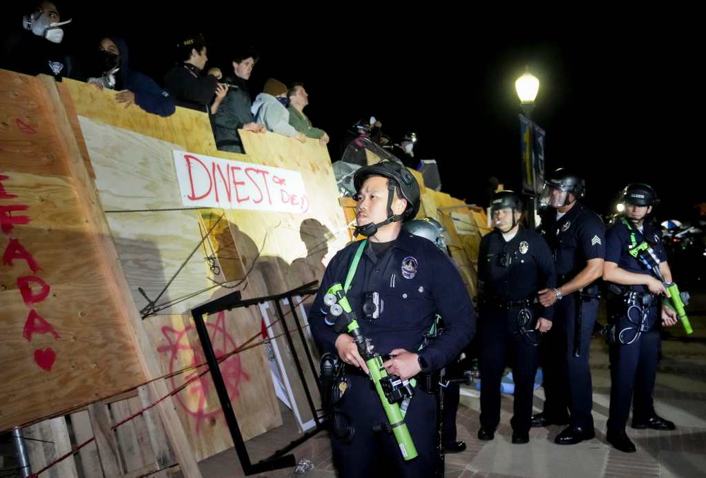 Más de 100 manifestantes que se negaron a irse fueron detenidos.