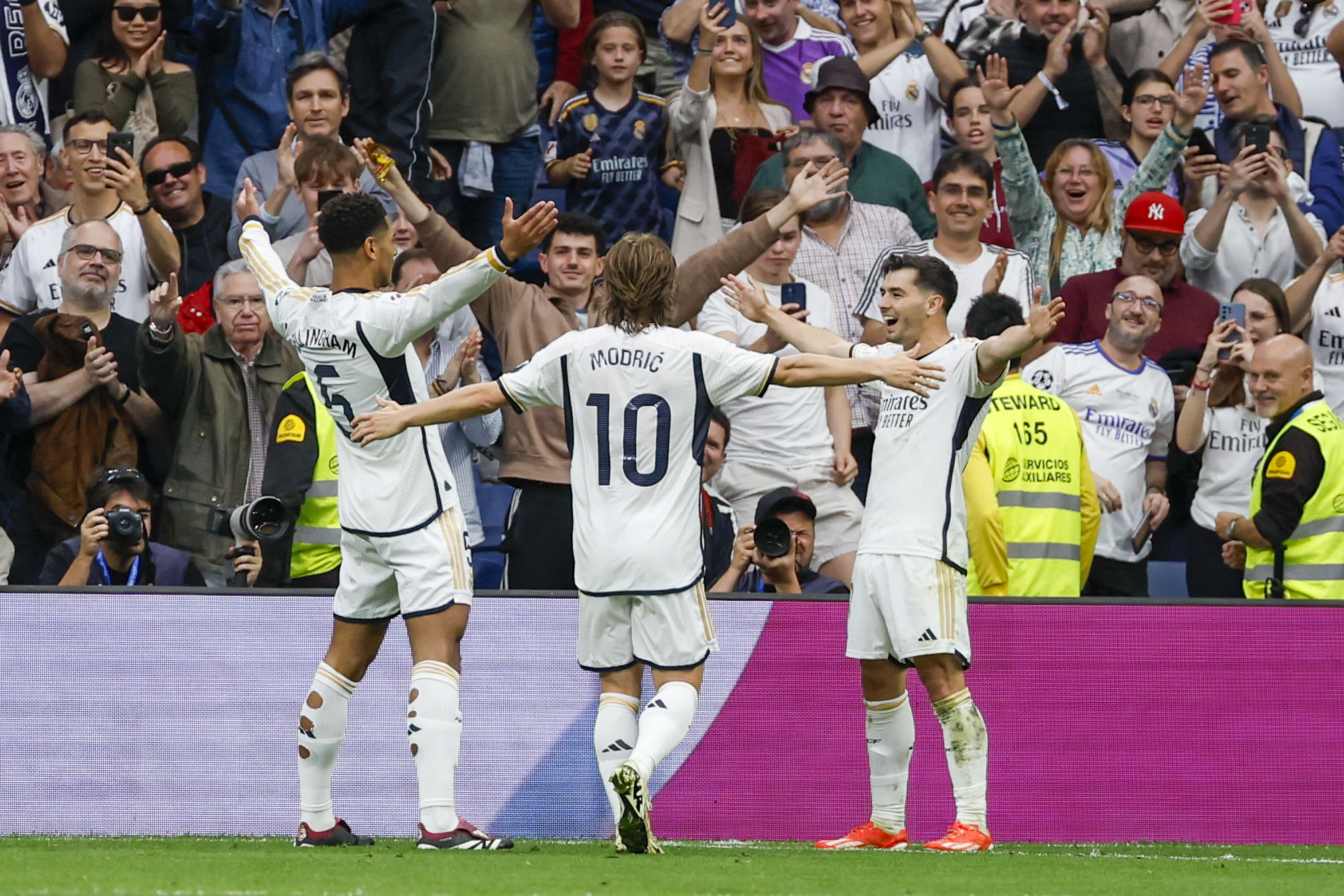 El centrocampista del Real Madrid Brahim Díaz (d) celebra tras anotar Jude Bellingham (i) el 2-0 durante el partido de la jornada 34 de la Liga EA Sports que disputan Real Madrid y Cádiz en el estadio Santiago Bernabéu en Madrid. EFE/JJ Guillén