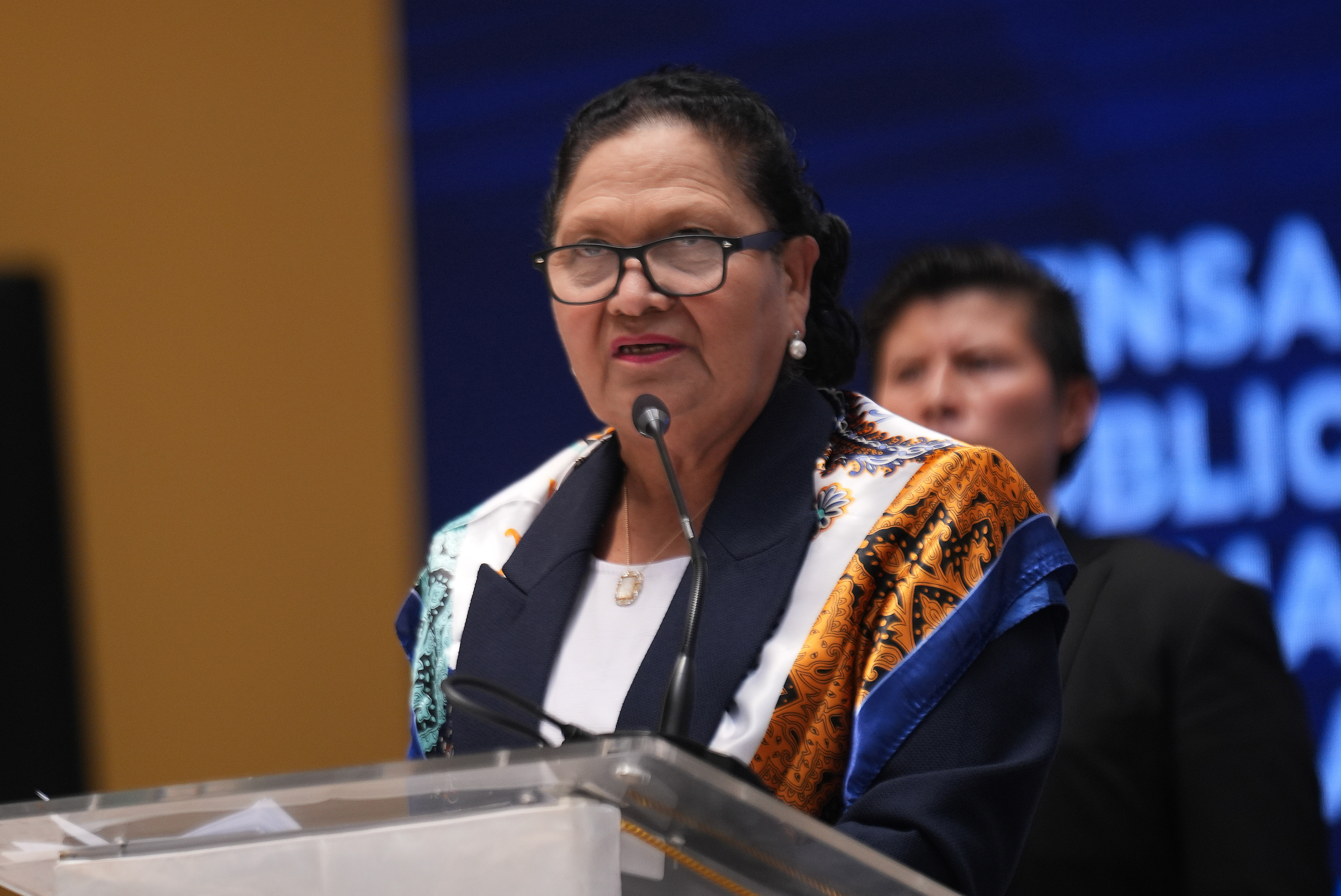 AME4405. CIUDAD DE GUATEMALA (GUATEMALA), 07/05/2024.- La fiscal general y jefa del Ministerio Público (Fiscalía) de Guatemala, Consuelo Porras Argueta, habla durante una conferencia de prensa este martes en Ciudad de Guatemala (Guatemala). La fiscal general y jefa del Ministerio Público (Fiscalía) de Guatemala, Consuelo Porras Argueta, reiteró este martes que no dejará su cargo y cumplirá su mandato hasta 2026, pese al intento del actual presidente, Bernardo Arévalo de León, por removerla del cargo. EFE/Oliver de Ros