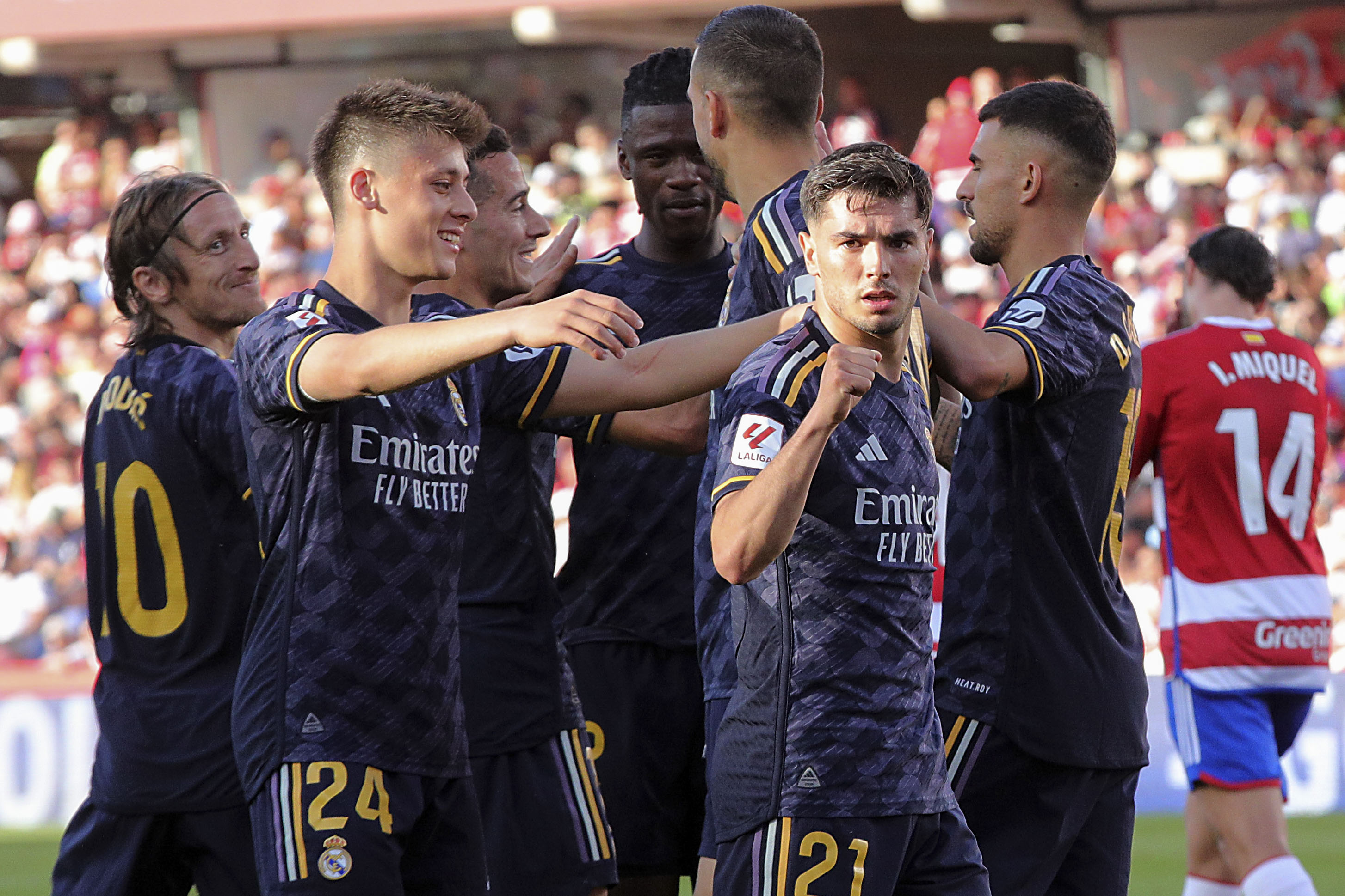 El delantero del Real Madrid Brahim Díaz (2d) celebra su segundo gol con sus compañeros durante el partido entre el Granada CF y el Real Madrid, este sábado en el estadio Nuevo Los Cármenes de Granada. (Foto Prensa Libre: EFE)