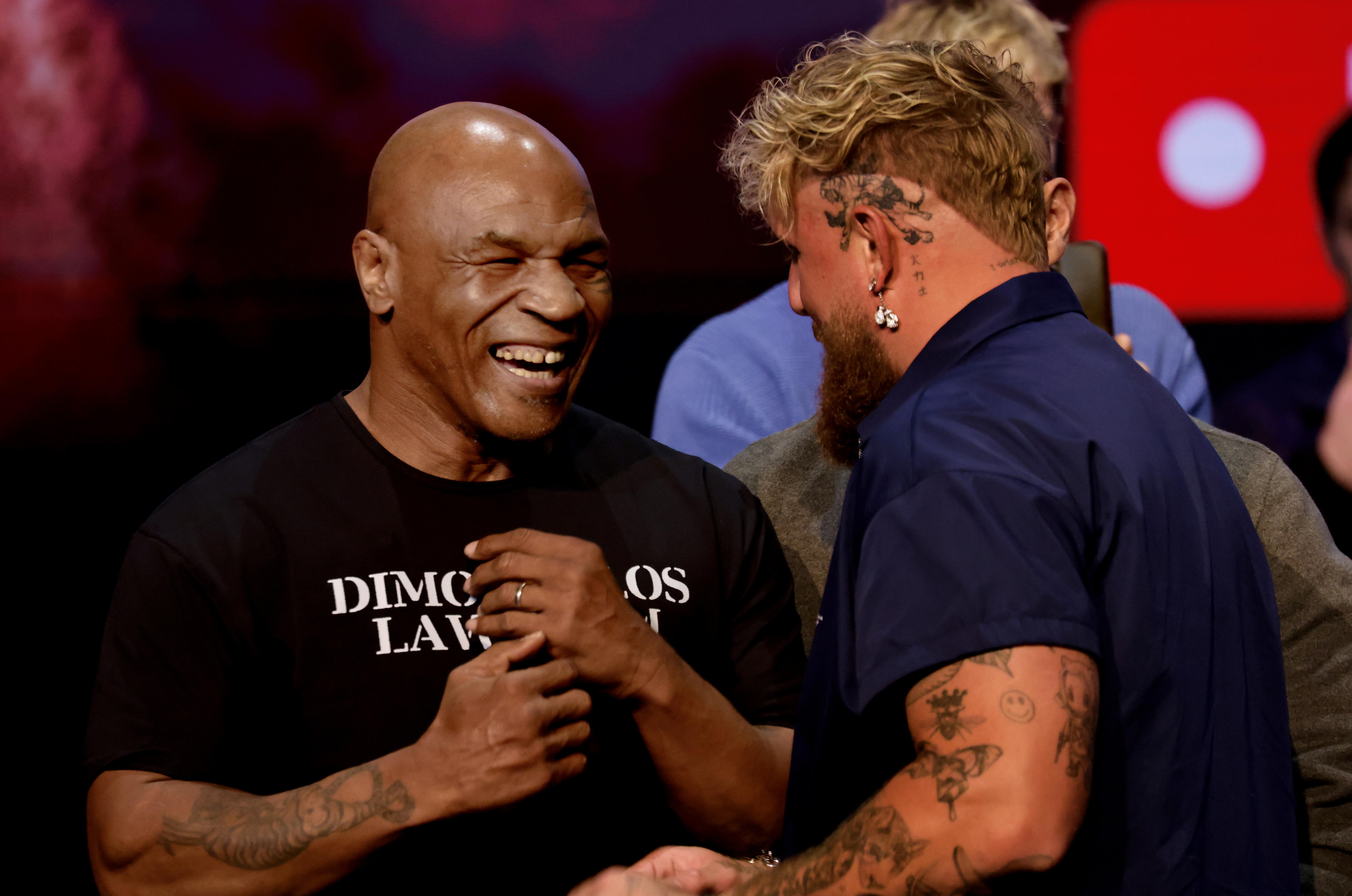 Mike Tyson (izquierda) saludando a Jake Paul (derecha) en la conferencia de prensa previo al combate.