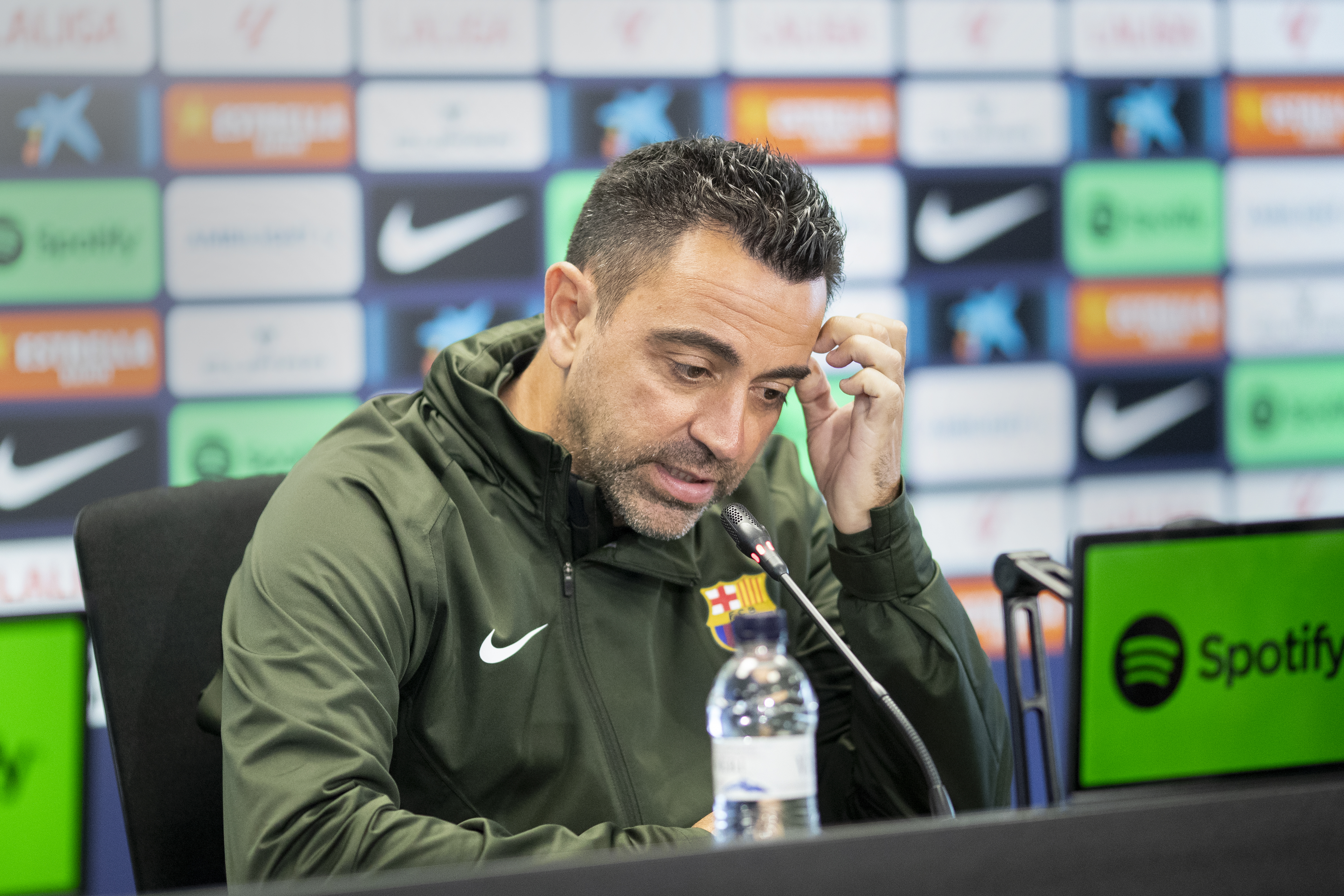 El entrenador Xavi Hernández queda fuera del Barcelona este 24 de mayo. (Foto Prensa Libre: EFE/Marta Pérez)