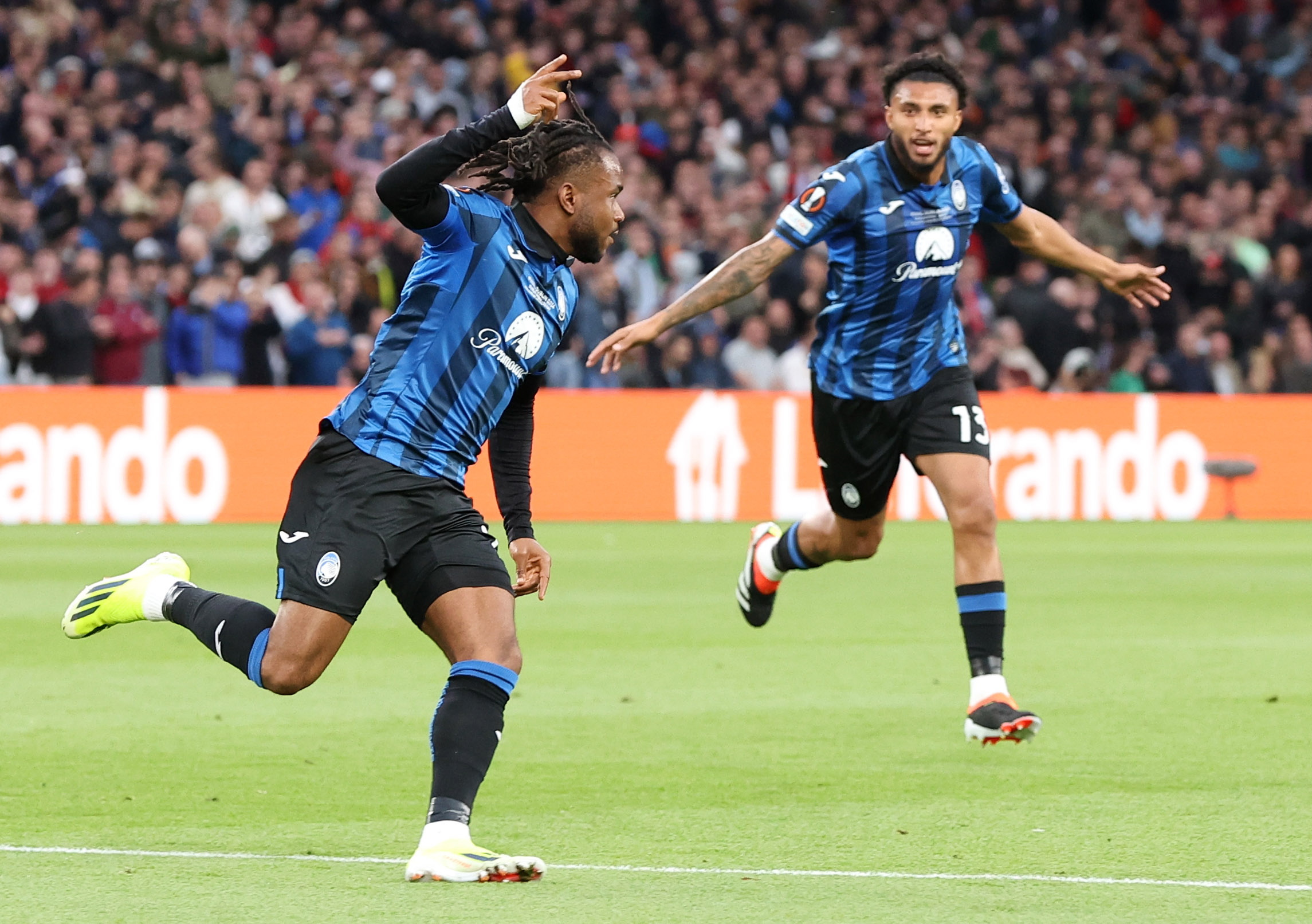 Ademola Lookman celebra uno de sus tres goles en la final contra el Bayer Leverkusen.