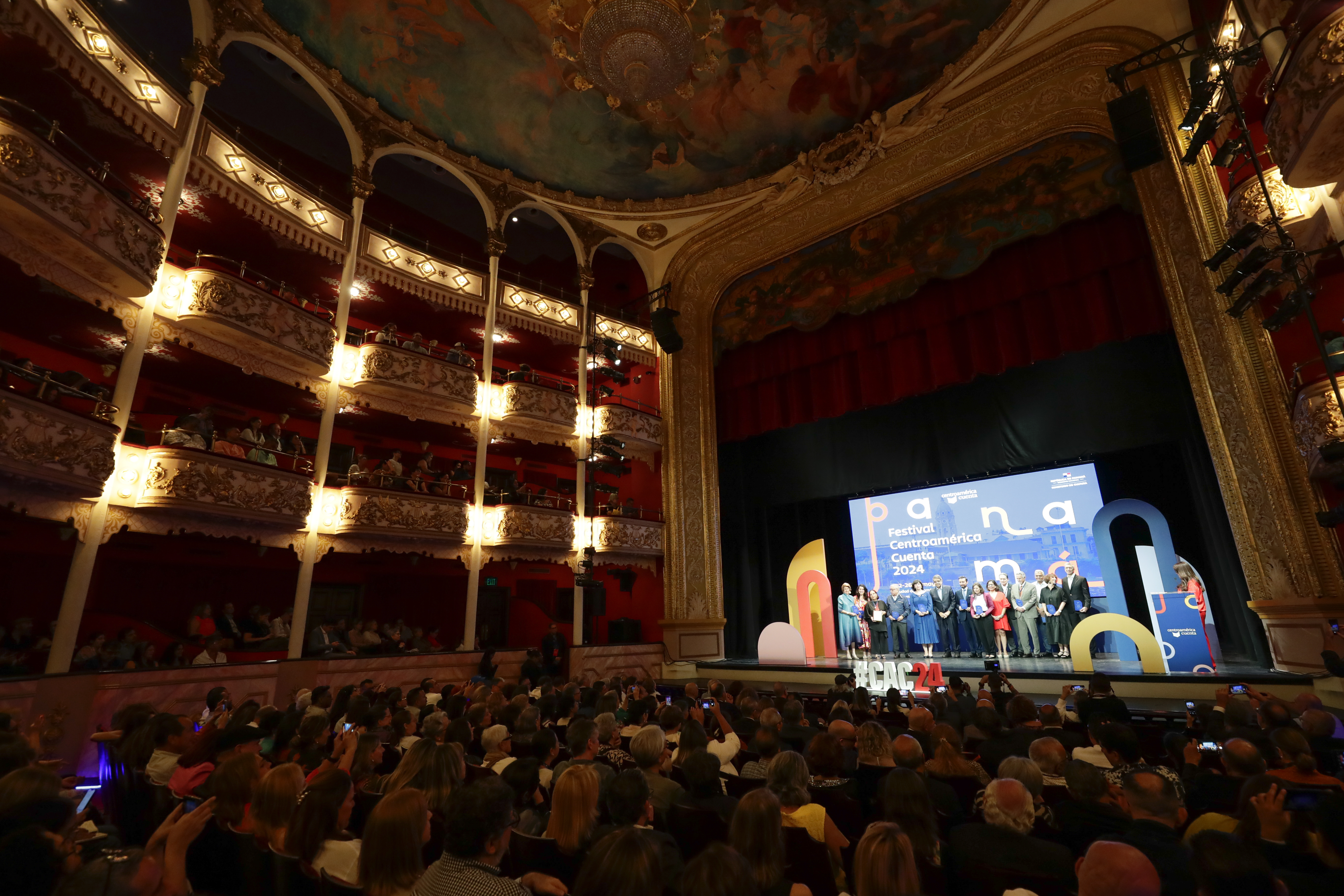 AME8100. CIUDAD DE PANAMÁ (PANAMÁ), 22/05/2024.- Fotografía de los asistentes a la inauguración de la XI edición de Centroamérica Cuenta, el festival literario itinerante más grande de la región, este miércoles en Ciudad de Panamá (Panamá). La XI edición del Festival Centroamérica Cuenta, dedicada a la poeta nicaragüense Claribel Alegría en el centenario de su nacimiento, abrió este miércoles en Panamá, país que lo acoge por primera vez, con un alegato de su creador, Sergio Ramírez, en defensa de la democracia, la libertad de palabra y la relevancia cultural de la región. EFE/ Bienvenido Velasco