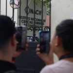 AME9078. CIUDAD DE GUATEMALA (GUATEMALA), 25/05/2024.- Personas se reúnen en las instalaciones del Instituto Nacional de Ciencias Forenses (INACIF) para conocer información sobre la identificación de Jorge Pop, conocido como Farruko Pop, este sábado en la Ciudad de Guatemala (Guatemala). Las autoridades de Guatemala encontraron este sábado el cuerpo del cantante y creador de contenido Jorge Pop, cinco días después de haber sido reportado como desaparecido. EFE/Mariano Macz.