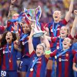 Las jugadoras del FC Barcelona celebran con el trofeo la victoria tras la final de la Liga de Campeones ante el Olympique de Lyon. (Foto Prensa Libre: EFE)