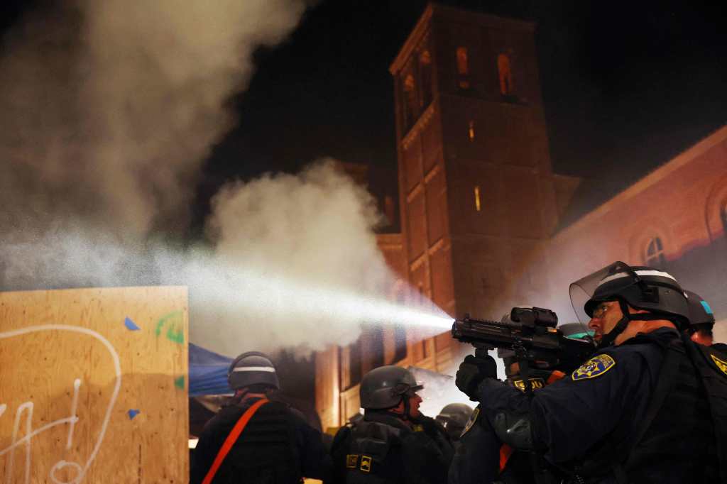 El campamento fue declarado "ilegal" por la universidad y decenas de manifestantes que se negaron a marcharse fueron detenidos durante la operación. 