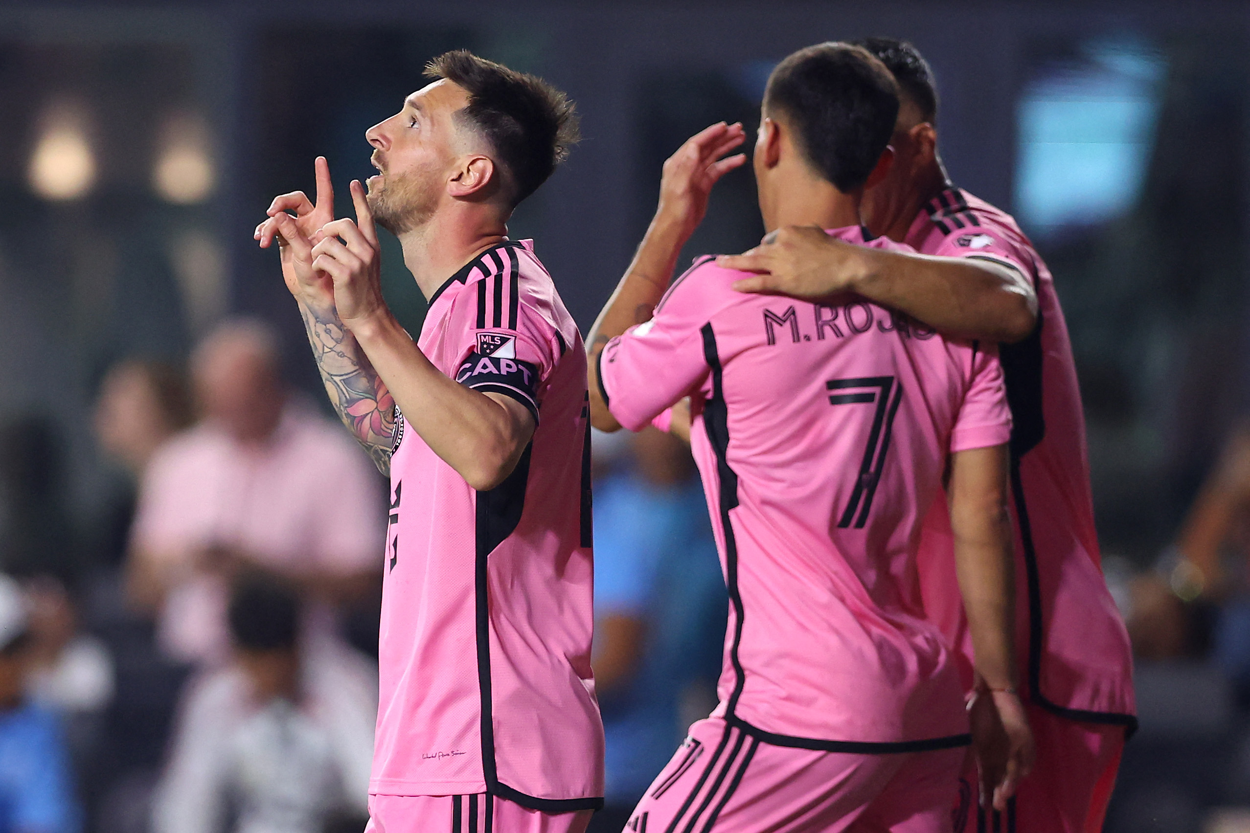 Lionel Messi, del Inter Miami, celebra su gol en el minuto 50 al New York Red Bulls, en el DRV PNK Stadium. (Foto Prensa Libre: AFP)