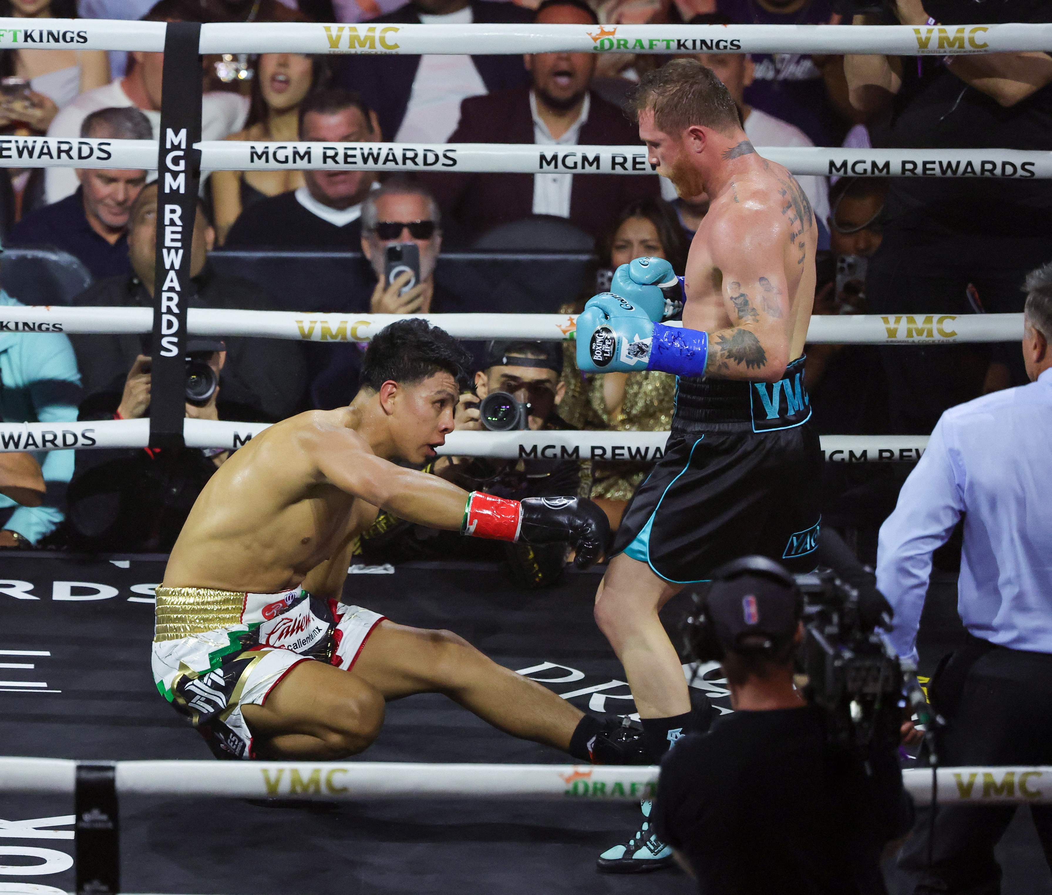 Munguía recibió varios golpes seguidos en el rostro por parte de "El Canelo" y cayó a la lona en el cuarto round. (Foto Prensa Libre: AFP)