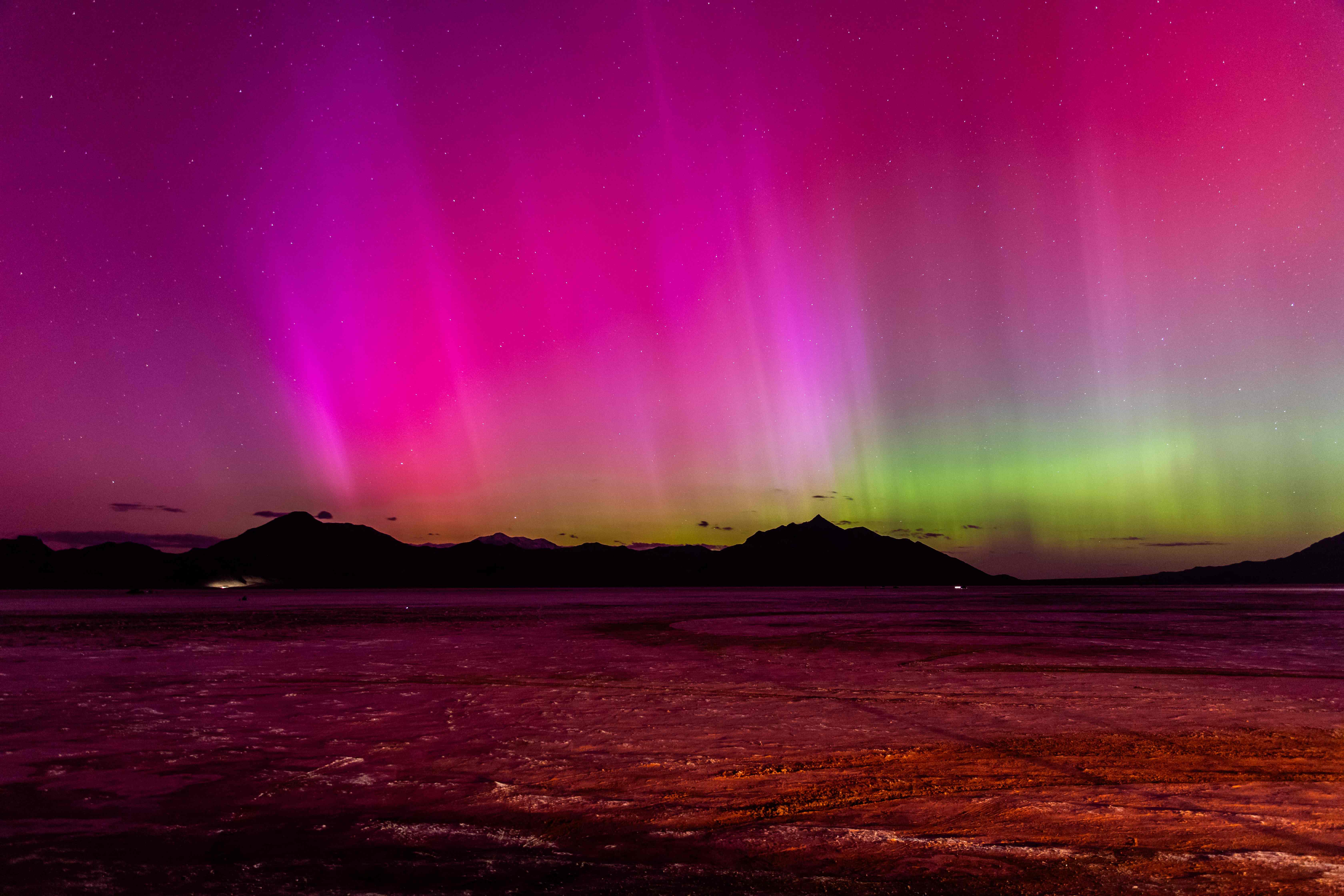 El Centro de Predicción del Clima Espacial (SWPC, en inglés) de la Oficina Nacional de Administración Oceánica y Atmosférica (NOAA, en inglés), informó que este domingo aún se podrán apreciar aurora boreales a causa de la tormenta geomagnética. (Foto Prensa Libre: Blake Benard / Getty Images via AFP)