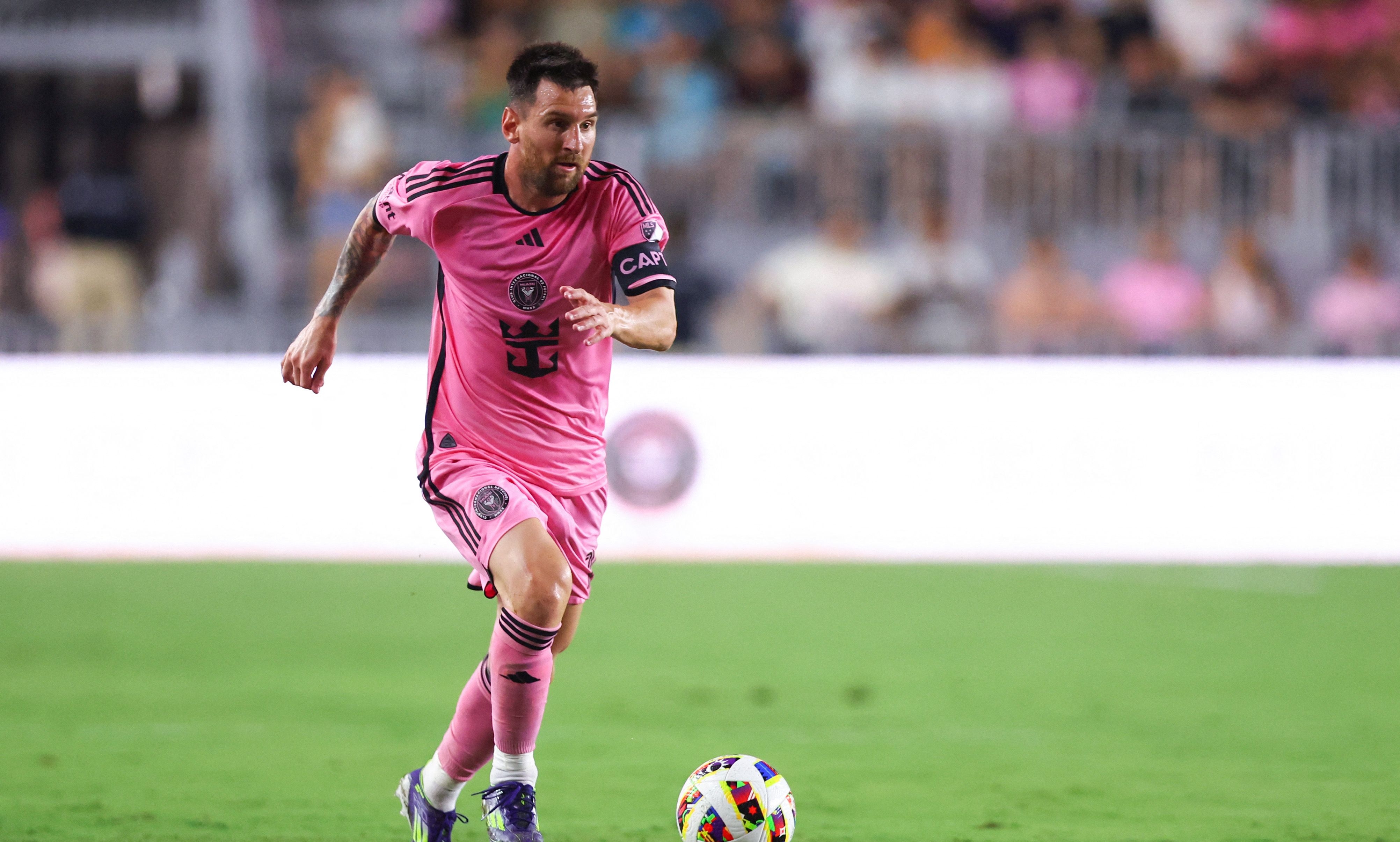 FORT LAUDERDALE, FLORIDA - MAY 29: Lionel Messi #10 of Inter Miami controls the ball against the Atlanta United during the second half of the game at Chase Stadium on May 29, 2024 in Fort Lauderdale, Florida.   Megan Briggs/Getty Images/AFP (Photo by Megan Briggs / GETTY IMAGES NORTH AMERICA / Getty Images via AFP)