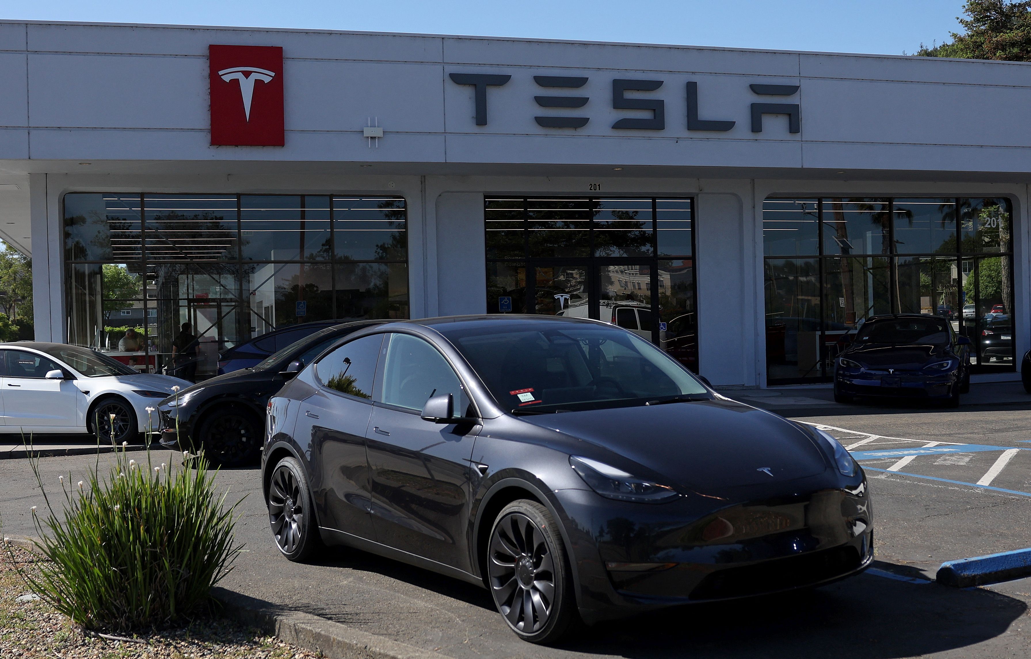 Un vehículo Tesla se incendió este lunes en un área de Tijuana debido a que fue conectado a una fuente de energía pública. (Foto Prensa Libre: JUSTIN SULLIVAN / GETTY IMAGES NORTH AMERICA / Getty Images via AFP)