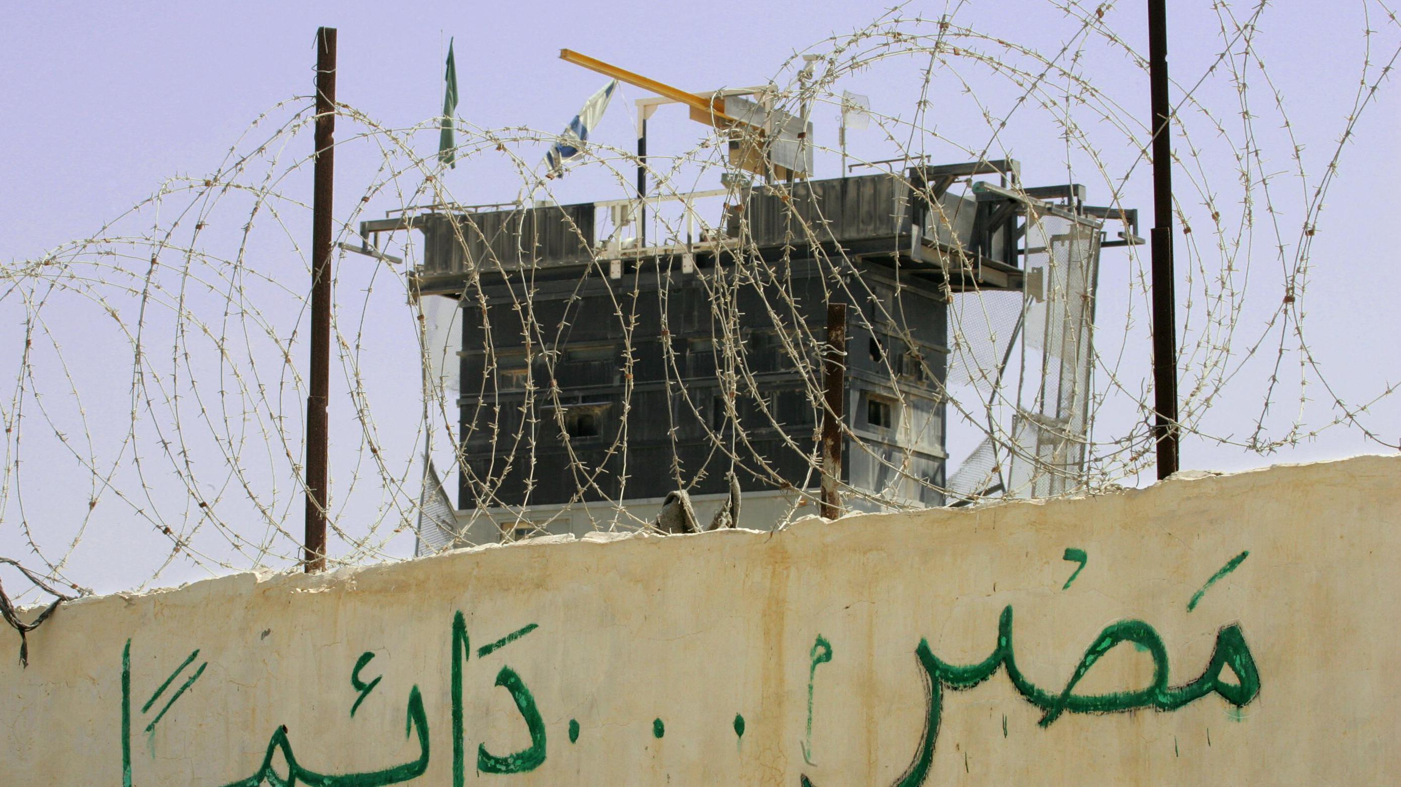 Una torre de observación en el corredor Philadelphi en 2005 cuando el corredor estaba bajo control israelí.

Getty Images