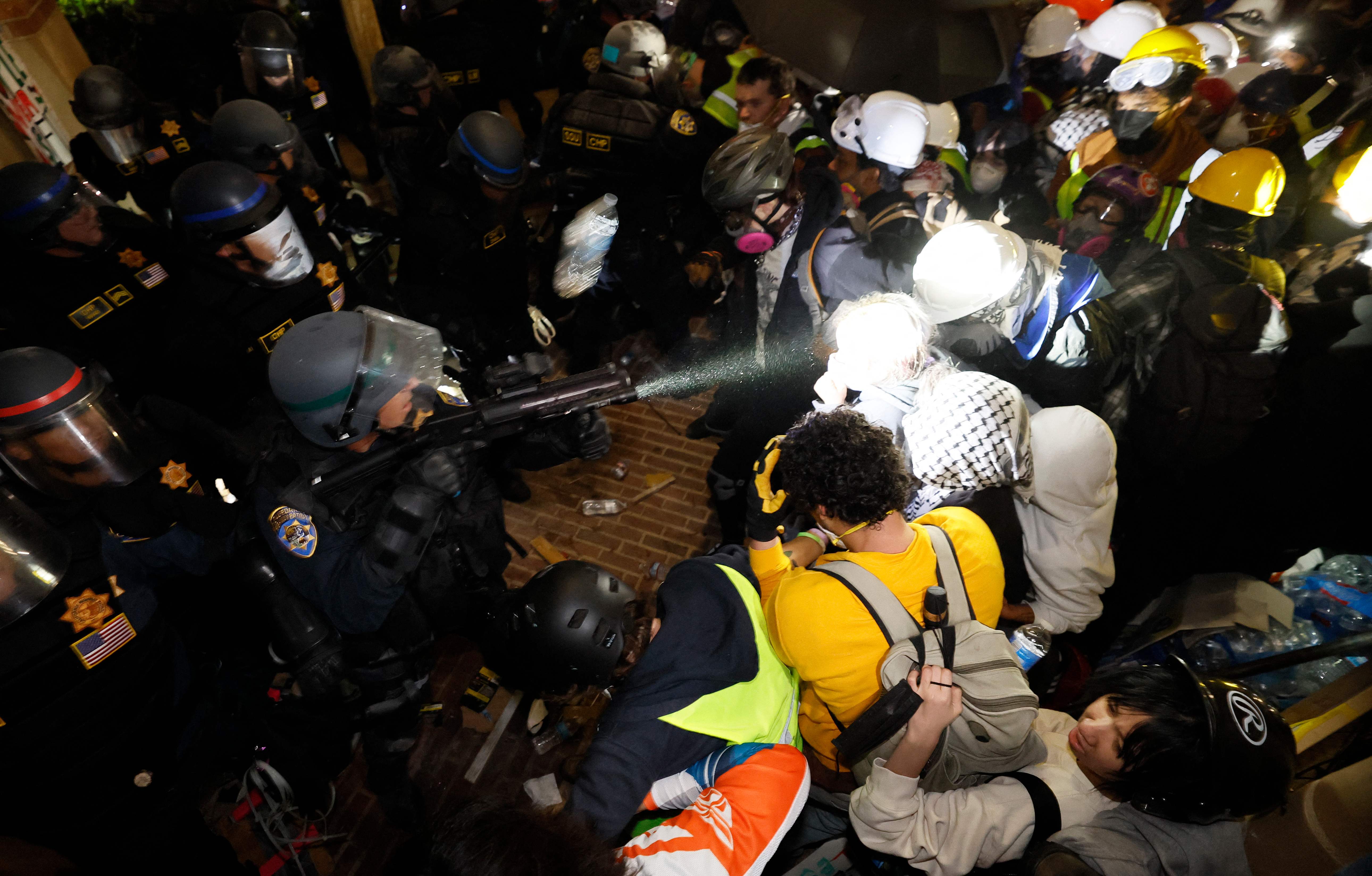 La policía se enfrenta a estudiantes pro-palestinos después de destruir parte de la barricada del campamento en el campus de la Universidad de California.