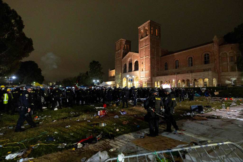 Cientos de policías derribaron barricadas de protesta y comenzaron a arrestar a estudiantes la madrugada del jueves en la Universidad. 