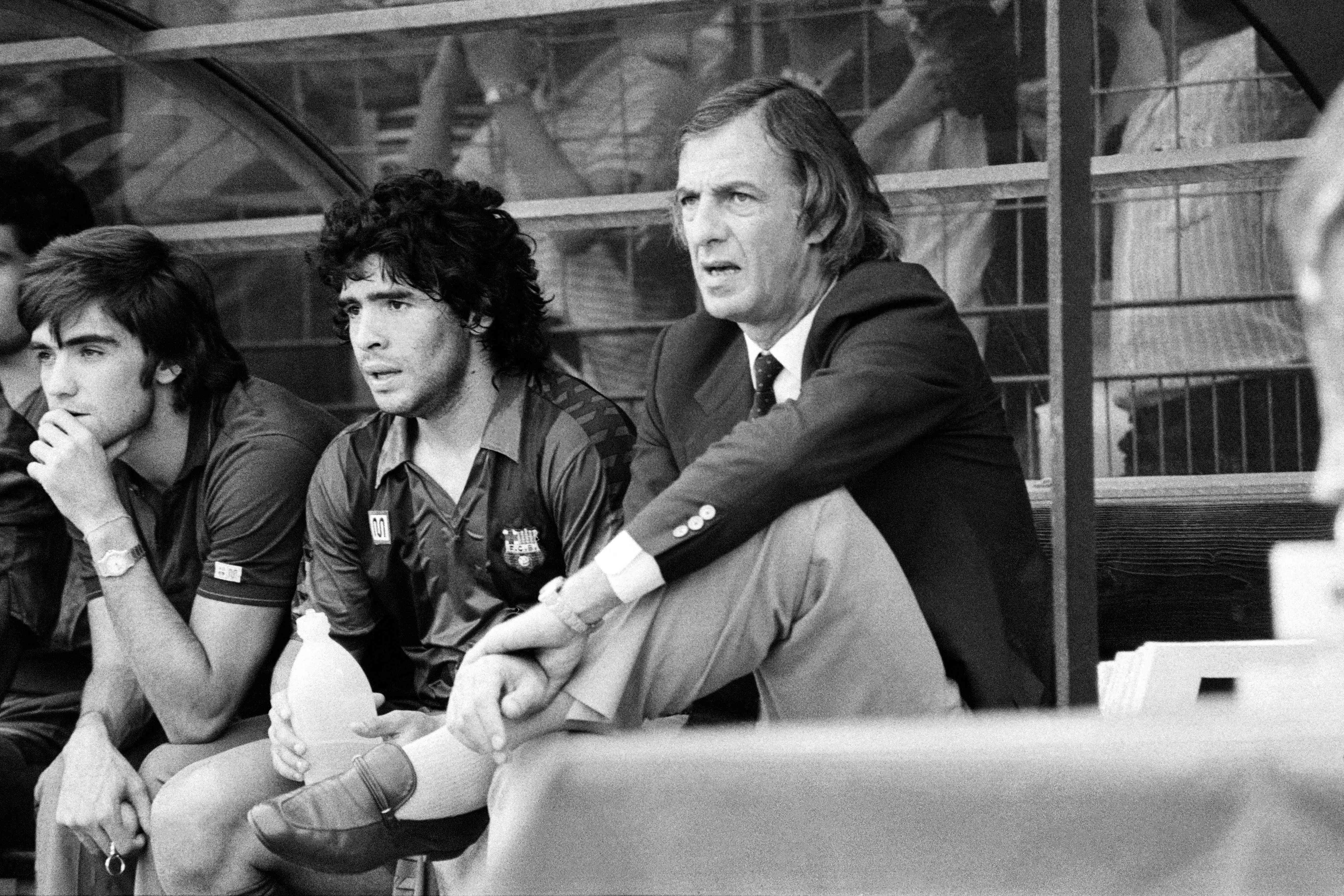 El entrenador argentino, Cesar Luis Menotti (D) junto al jugador del FC Barcelona, Diego Maradona. (Foto Prensa Libre: AFP)