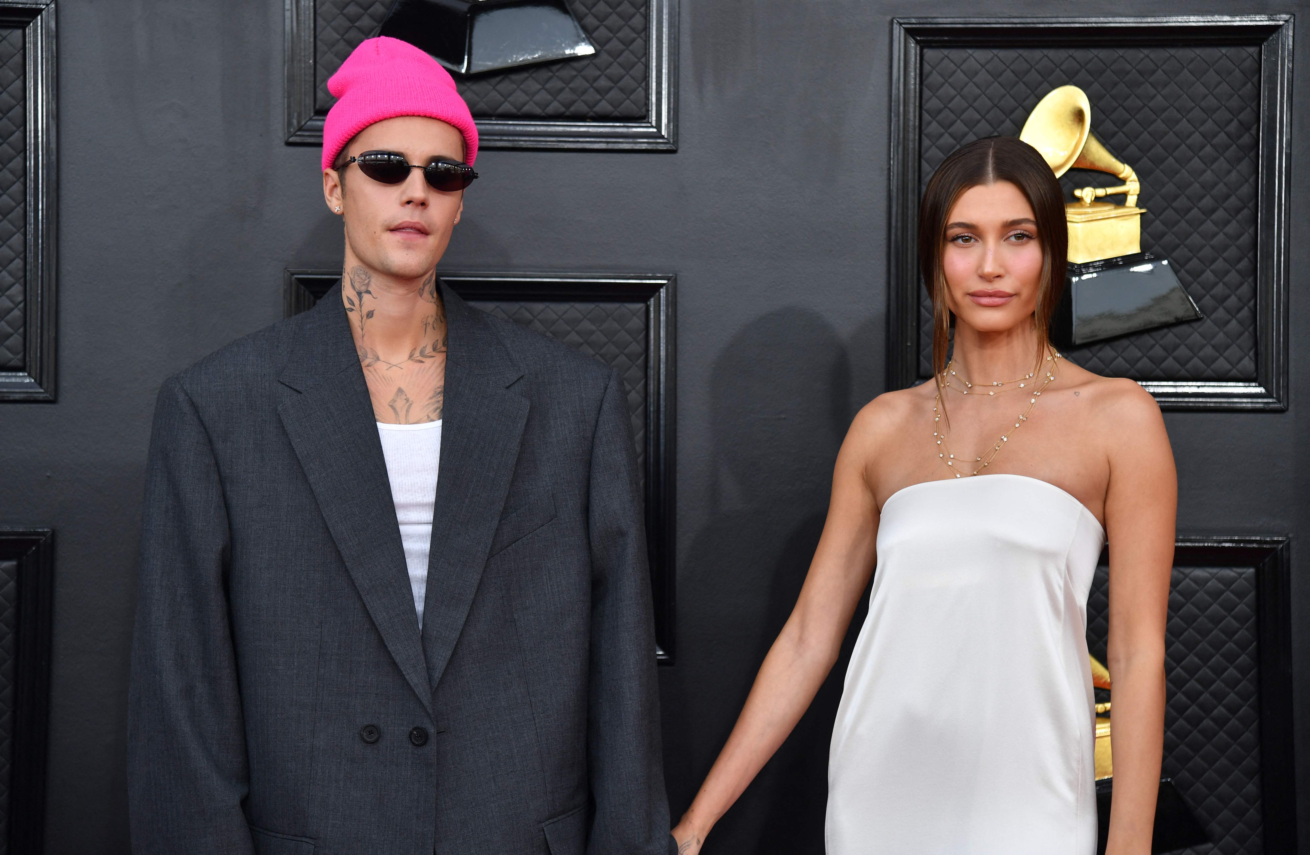 El cantautor canadiense Justin Bieber (izq.) y la modelo estadounidense Hailey Bieber publican la llegada de su primer bebé.   (Foto Prensa Libre: AFP)