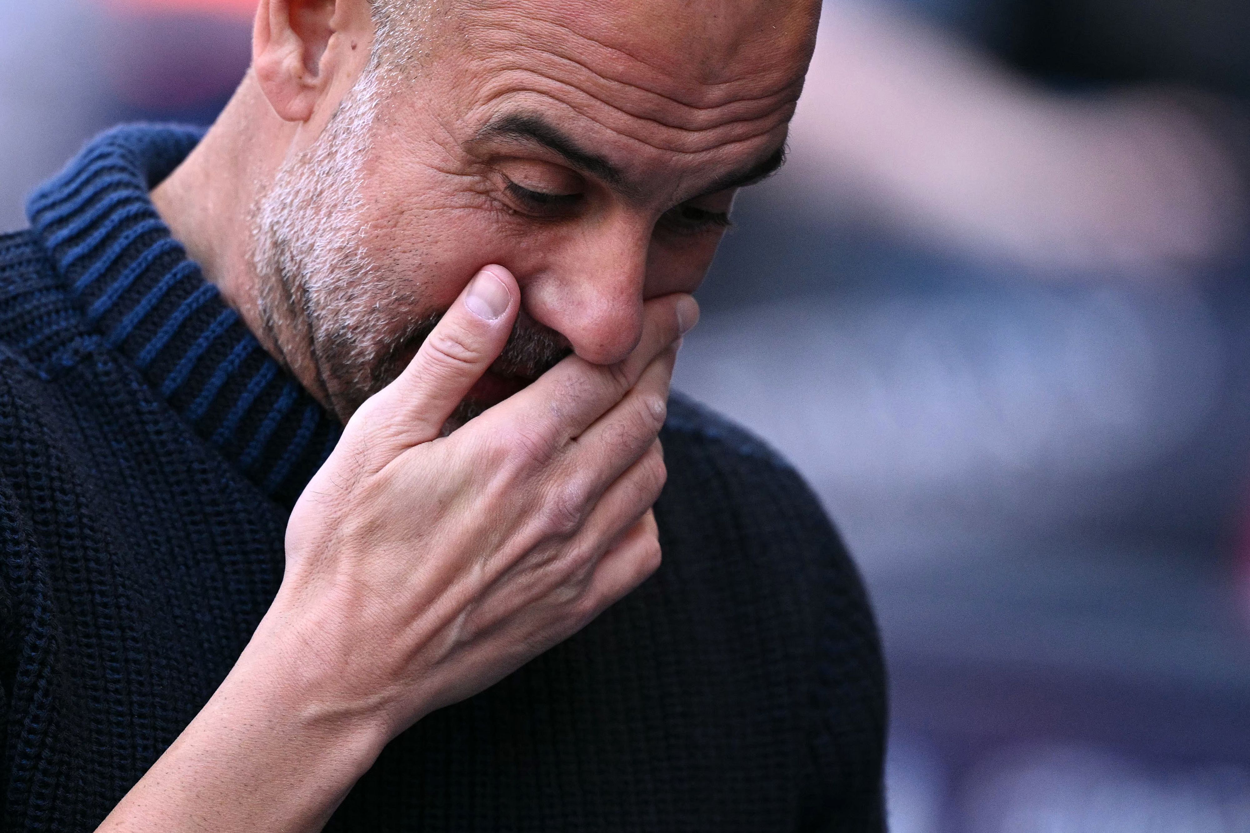 El entrenador del Manchester City, Pep Guardiola, reacciona durante el partido ante el West Ham United en el estadio Etihad de Manchester. (Foto Prensa Libre: AFP)