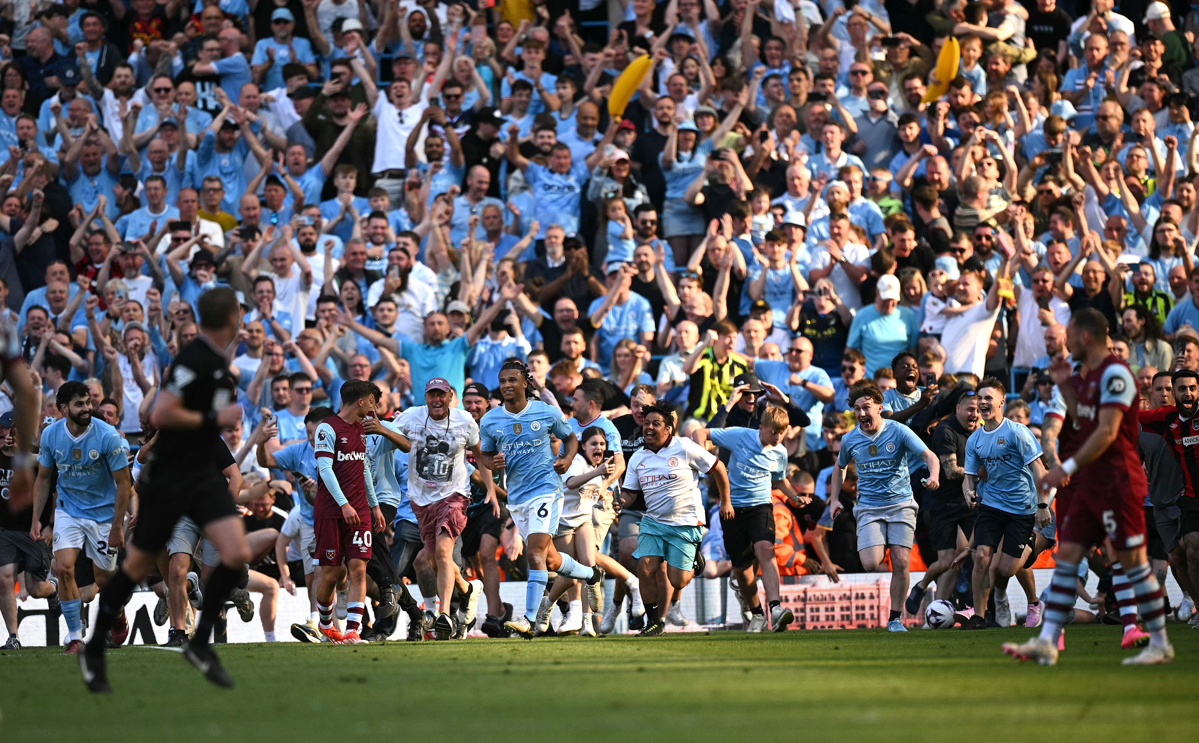 Los jugadores del Manchester City celebran junto a sus aficionados dentro del estadio Etihad. (Foto Prensa Libre: EFE)