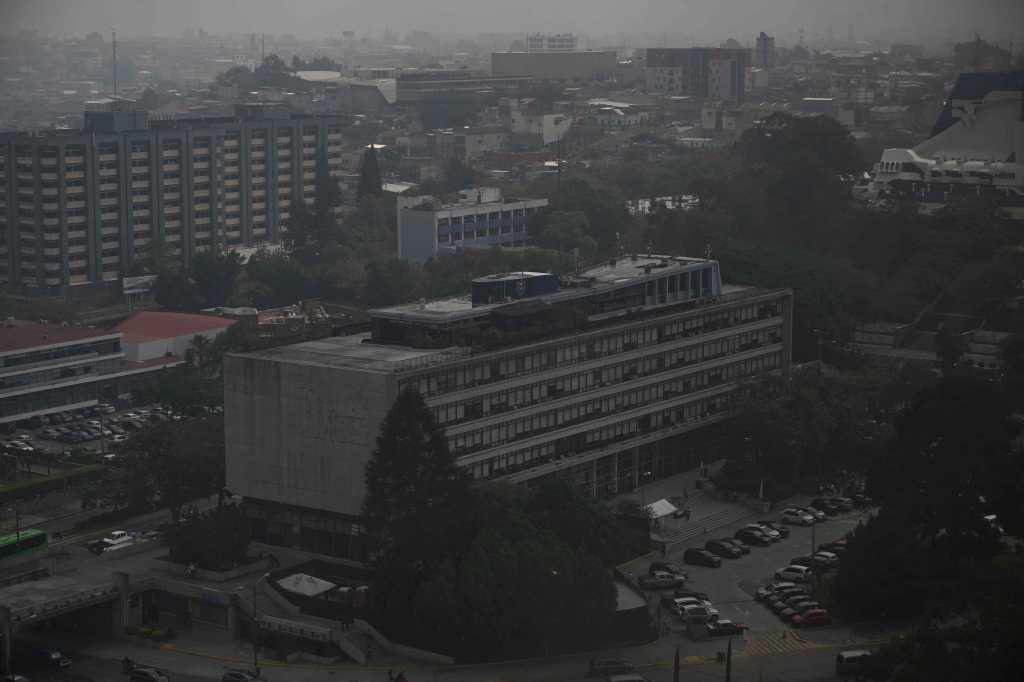 Las autoridades emitieron el lunes 20 de mayo una serie de recomendaciones, como evitar actividades en la calle y usar mascarillas en la ciudad debido a la contaminación del aire, considerada en nivel "peligroso" por el Insivumeh. (Foto Prensa Libre: AFP)