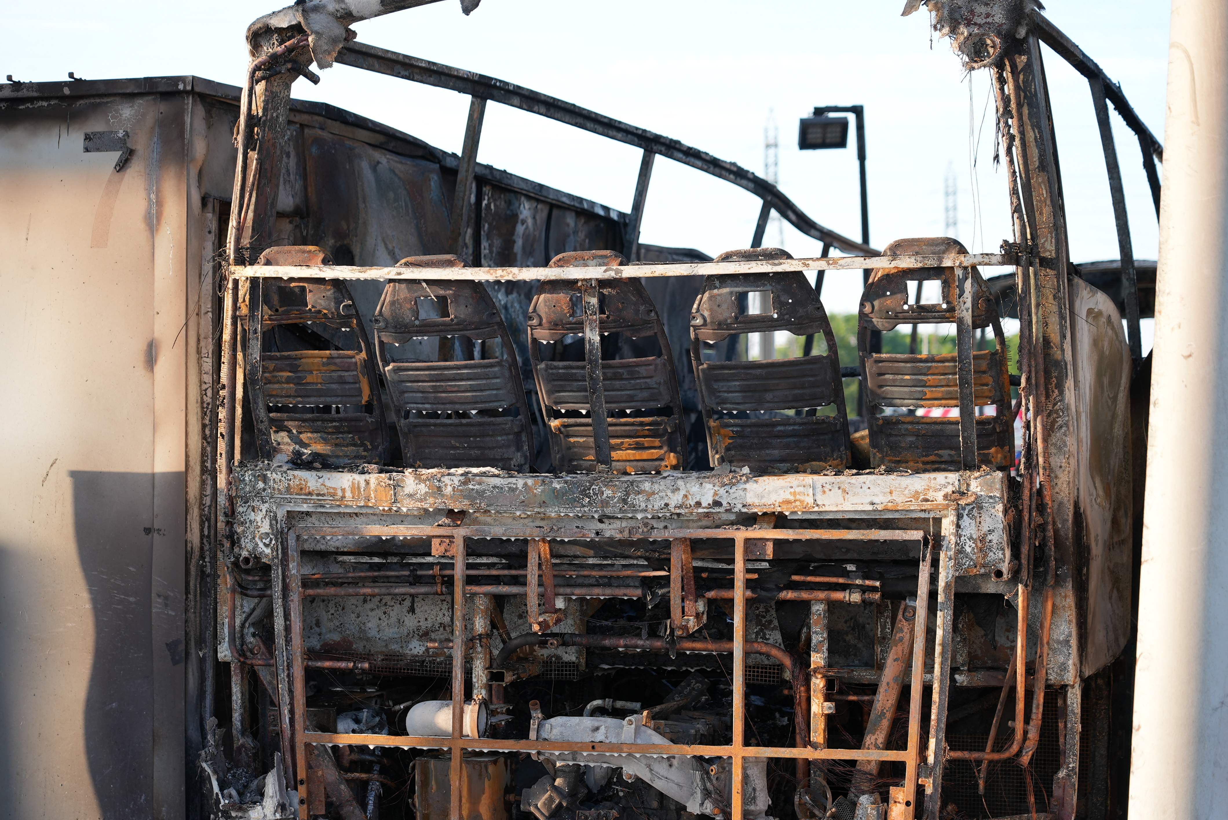 Los restos del bus en Fresnes-les-Montauban al norte de Francia, luego de que los aficionados del Paris Saint-Germain (PSG) y el Olympique Lyonnais (OL). (Foto Prensa Libre: AFP)