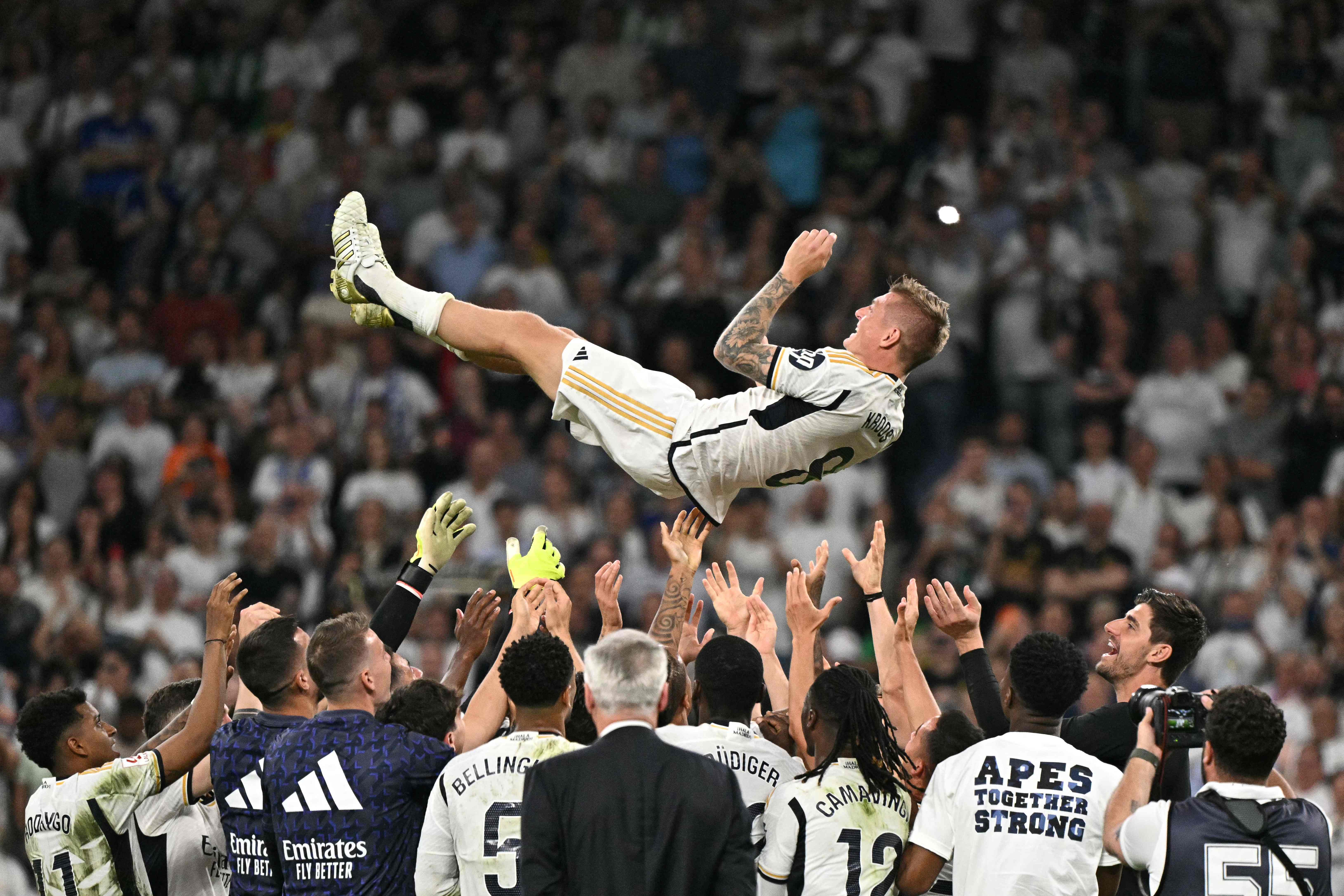 El mediocampista alemán del Real Madrid, Toni Kroos, es manteado por sus compañeros en el Santiago Bernabéu, durante su último partido ante el Real Betis. (Foto Prensa Libre: AFP)