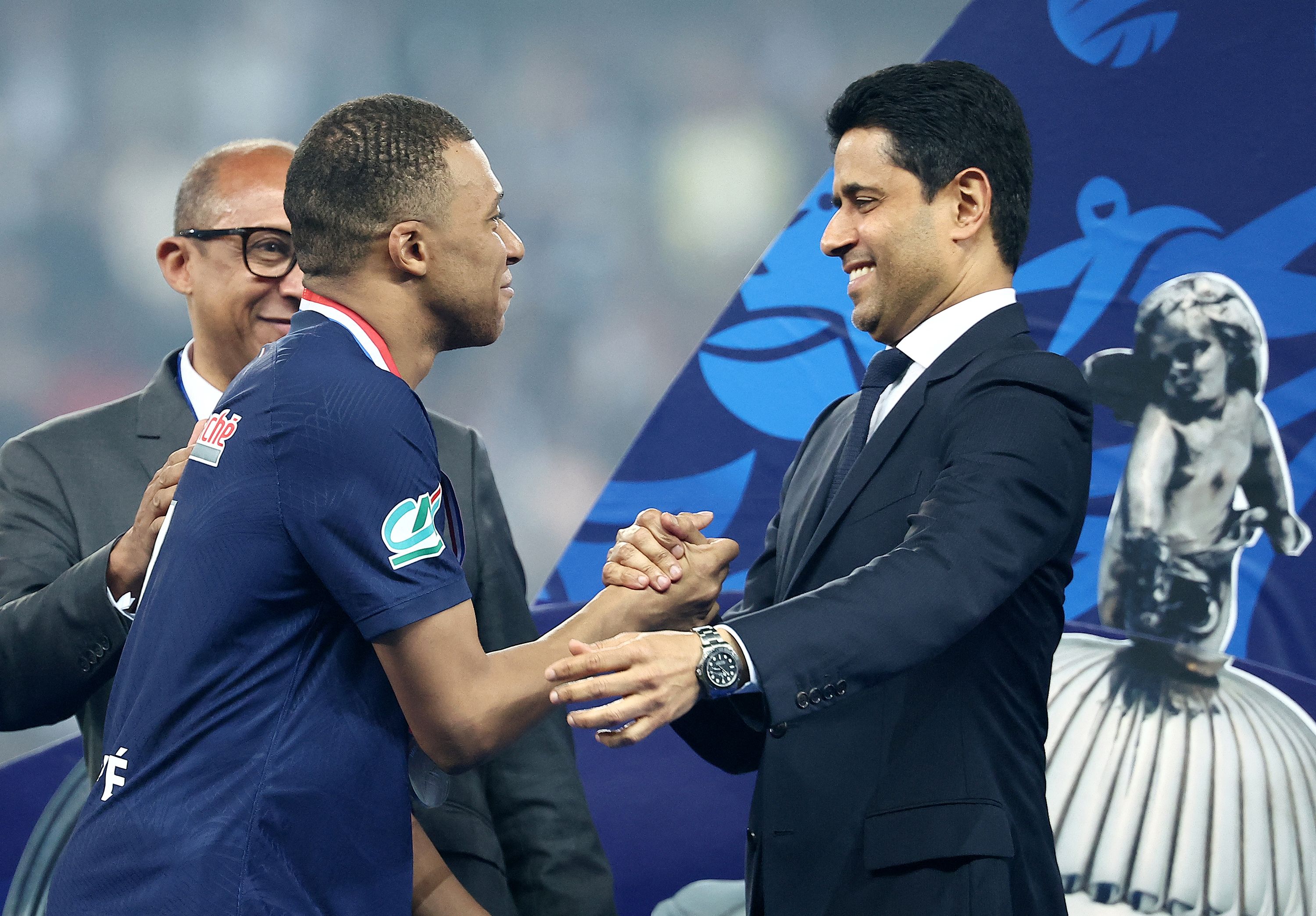 El delantero francés se entrena con la Selección de Francia pese a las vísperas de su fichaje con el Real Madrid.