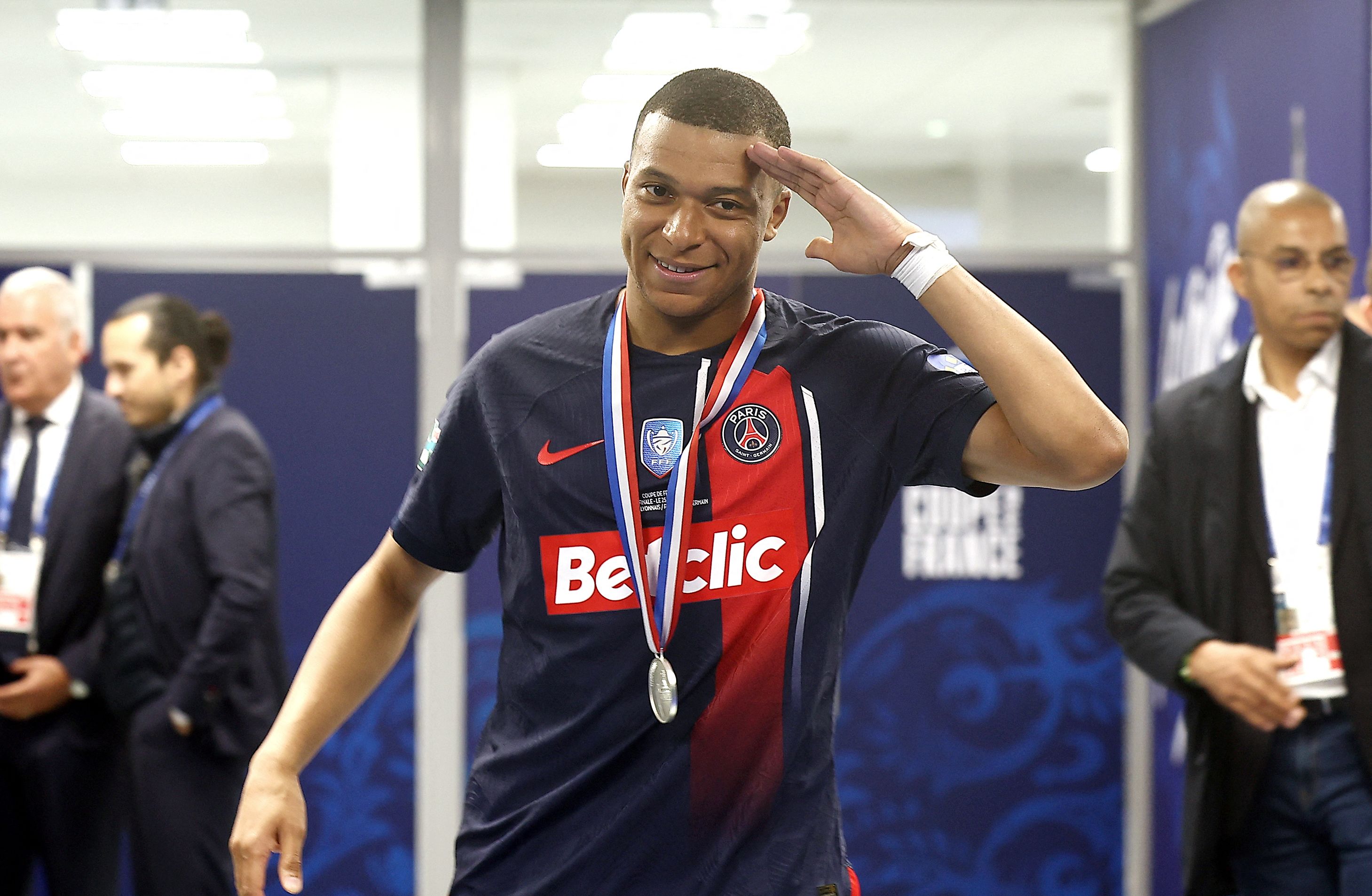 El delantero del PSG, Kylian Mbappé, gesticula luego de su partido final contra el Olympique Lyonnais (OL) en el Stade Pierre-Mauroy, por la copa francesa. (Foto Prensa Libre: AFP)