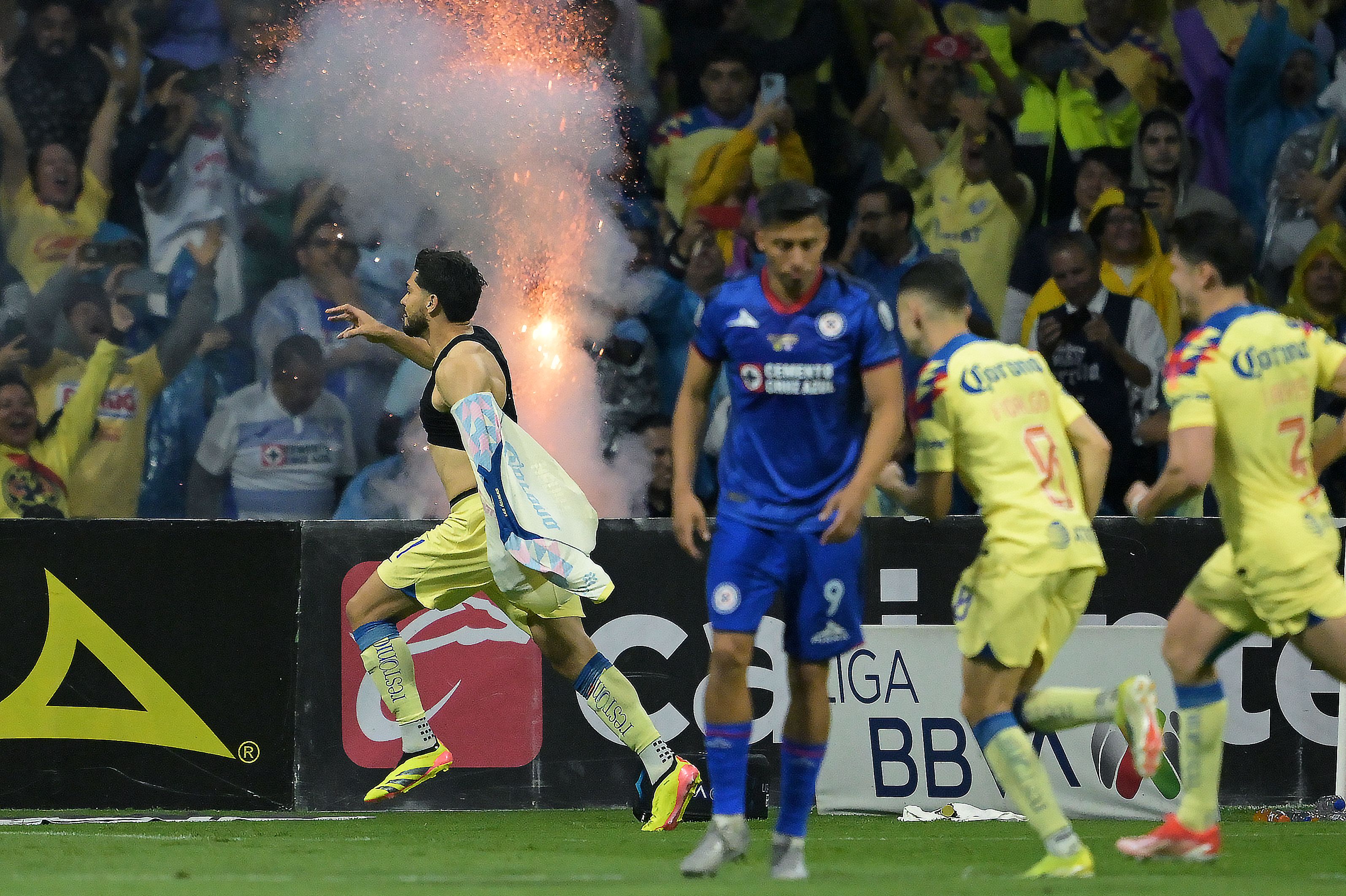 Henry Martin celebra el gol de penal con el que el América logró coronarse campeón en México.