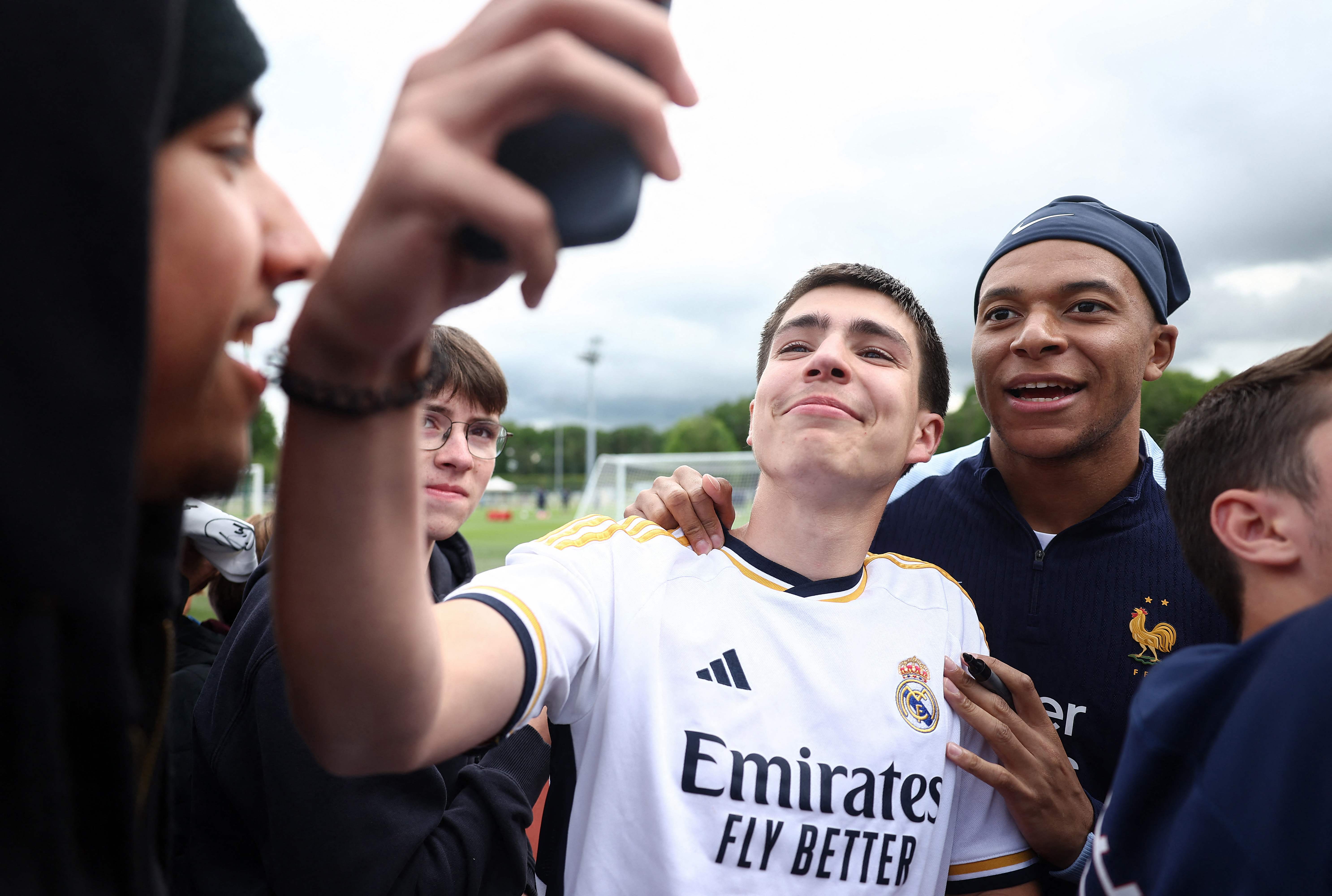 El jugador francés se tomó una selfie con un aficionado del Real Madrid.