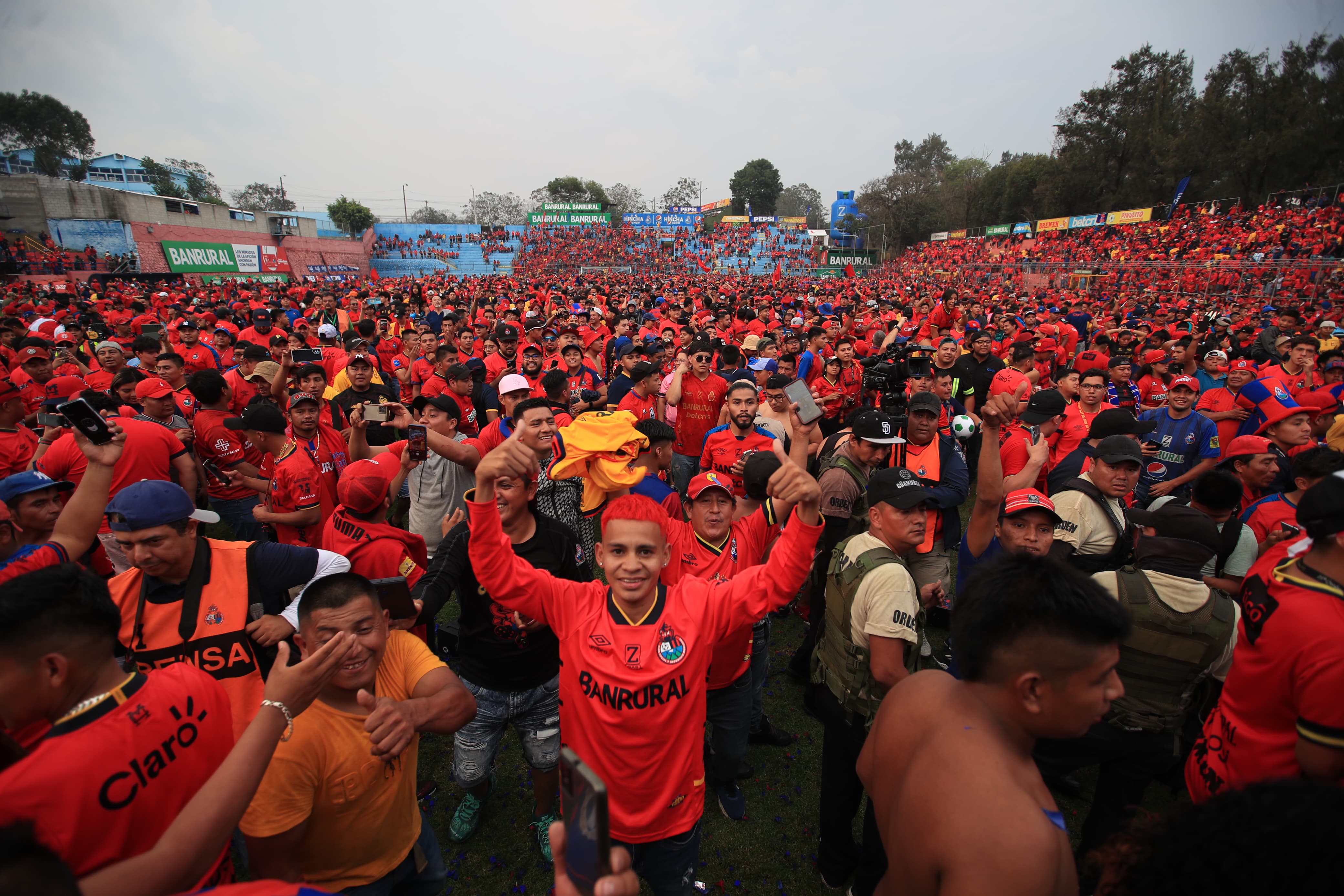 Afición roja invadió la cancha del estadio de Municipal.