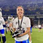 Ana Lucía Martínez posa con el título de campeona de la Liga MX Femenil.